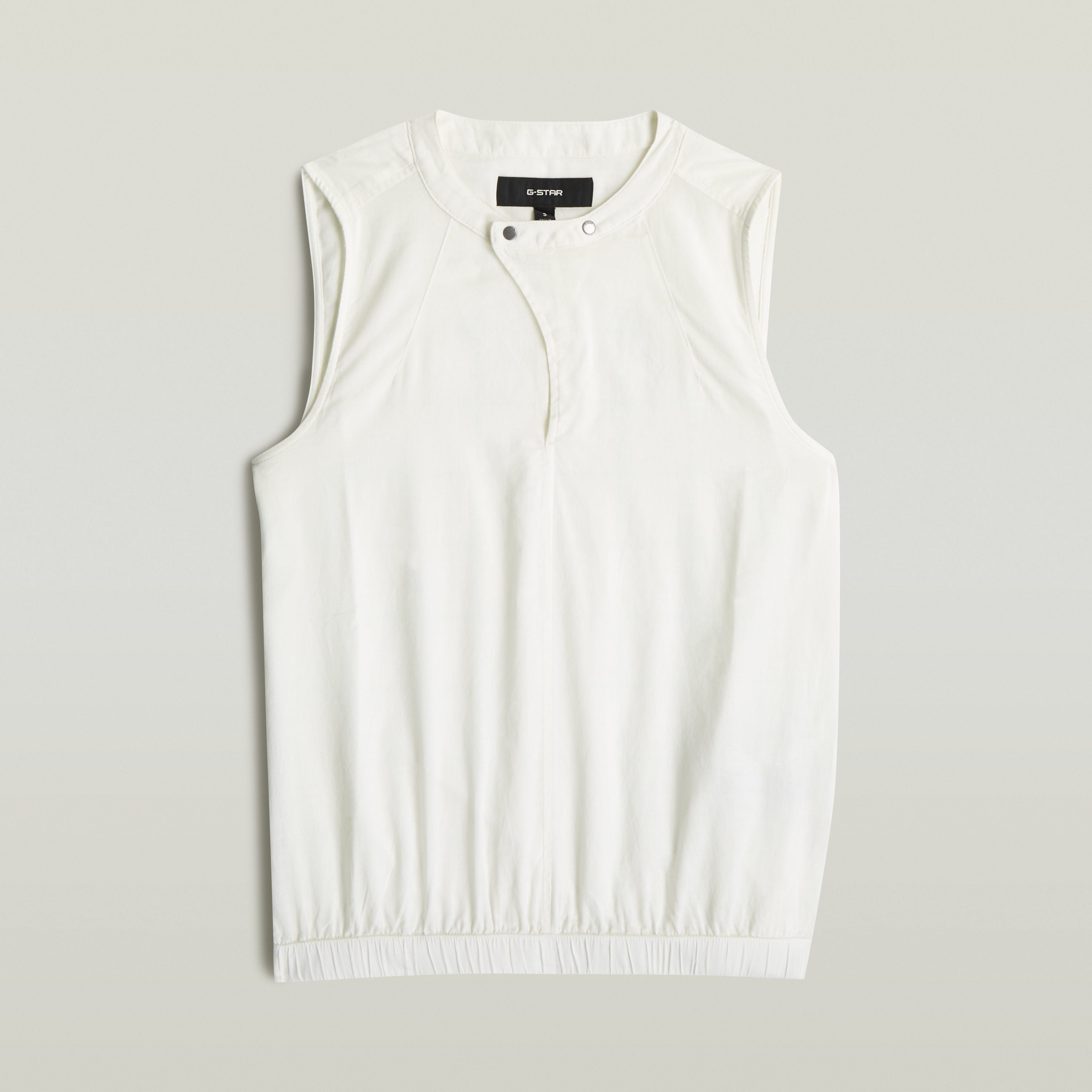 Camiseta sin mangas de cuello alzado en color blanco, 100% algodón, sleeveless high-neck cotton t-shirt.