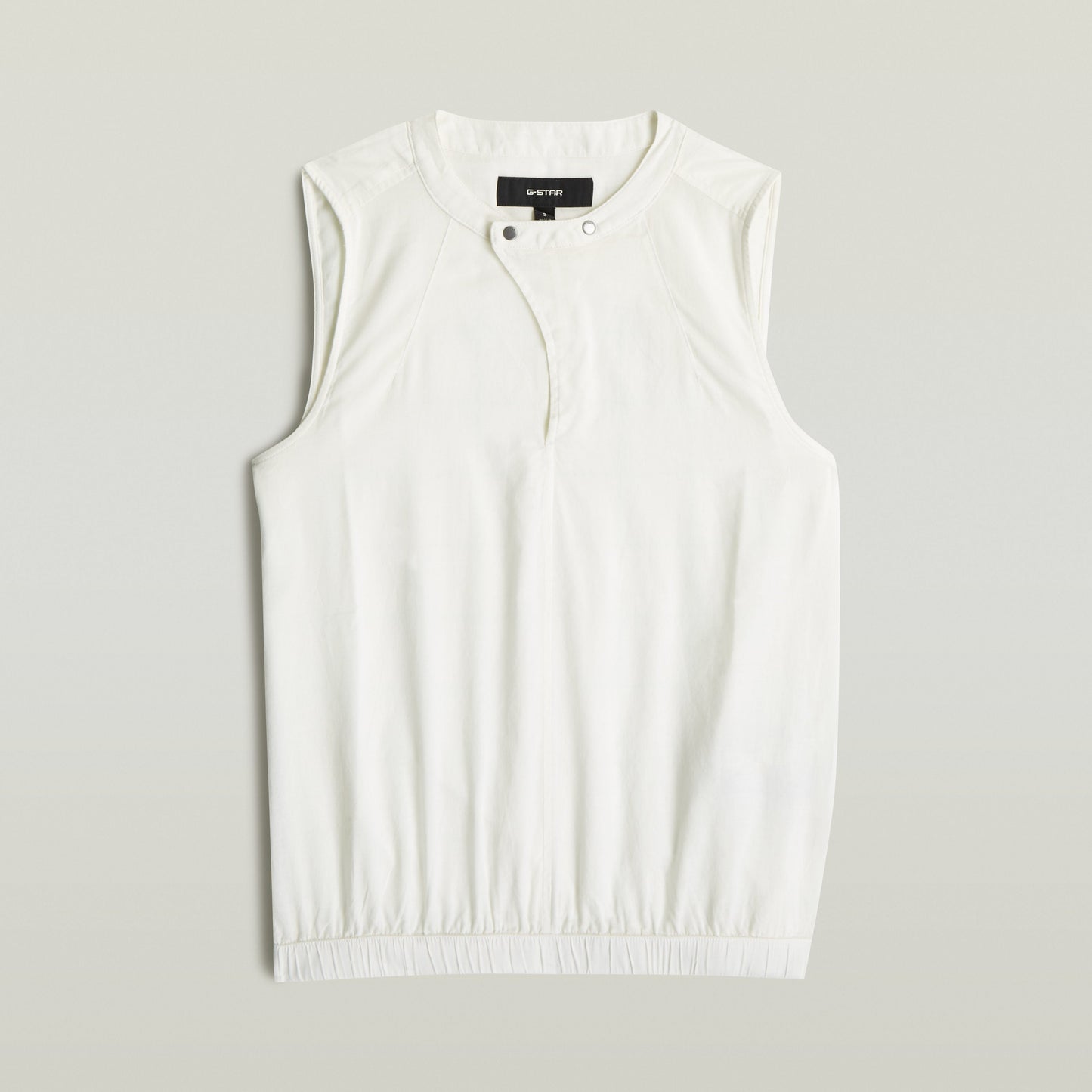 Camiseta sin mangas de cuello alzado en color blanco, 100% algodón, sleeveless high-neck cotton t-shirt.
