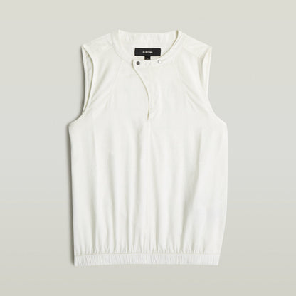 Camiseta sin mangas de cuello alzado en color blanco, 100% algodón, sleeveless high-neck cotton t-shirt.
