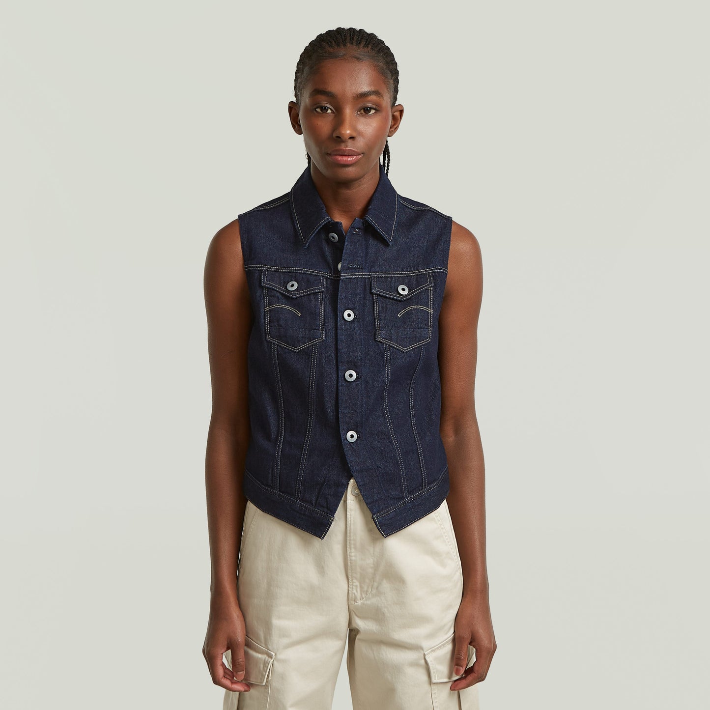 Chaleco Pitched Hem Slim fit denim vest en color azul oscuro, con cierre de botones y cuello de camisa.