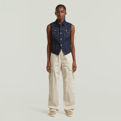 Modelo usando un chaleco Pitched Hem Slim fit denim vest, con botones y cuello de camisa, color azul oscuro.