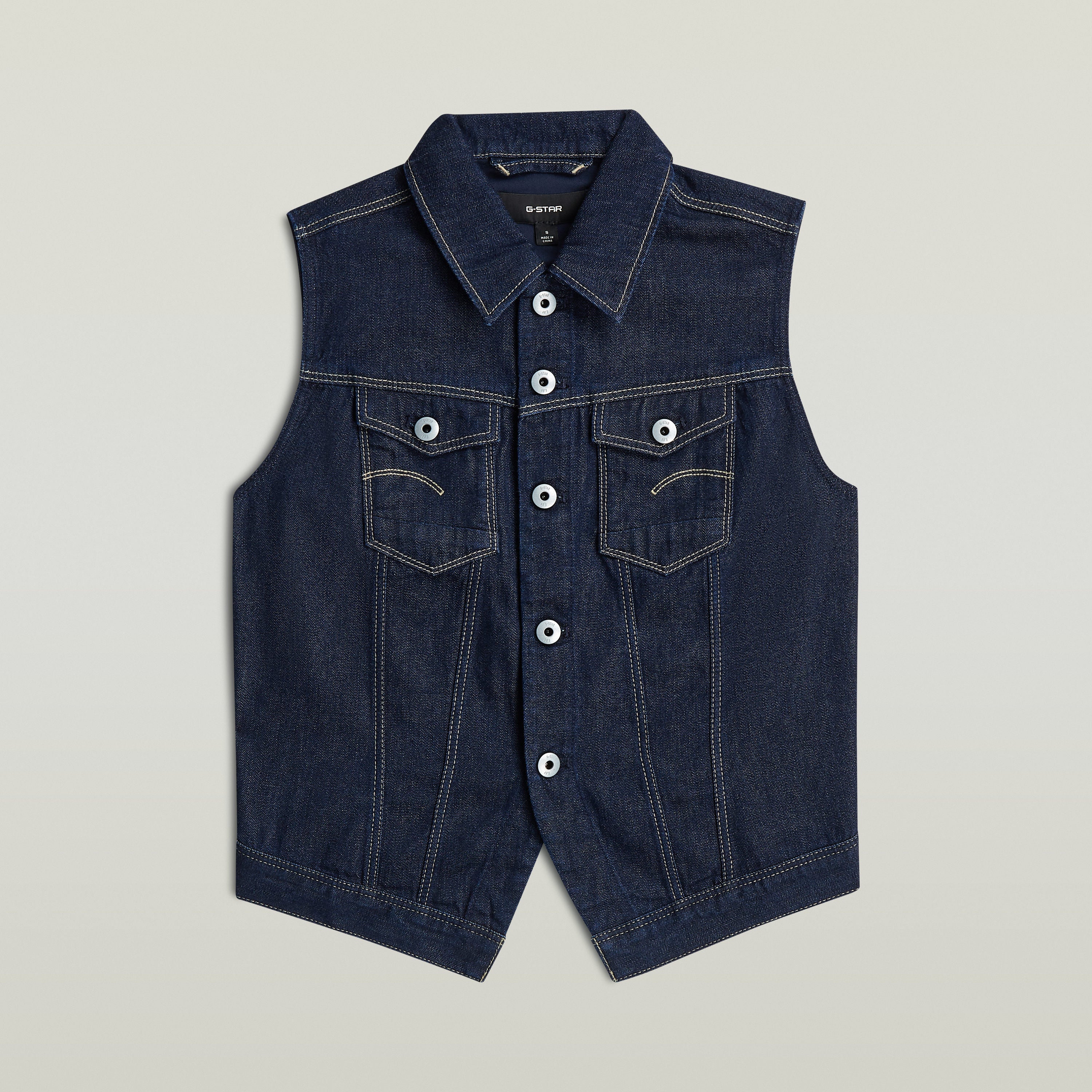 Chaleco Pitched Hem Slim, un slim fit denim vest con cierre de botones y cuello de camisa en color azul oscuro