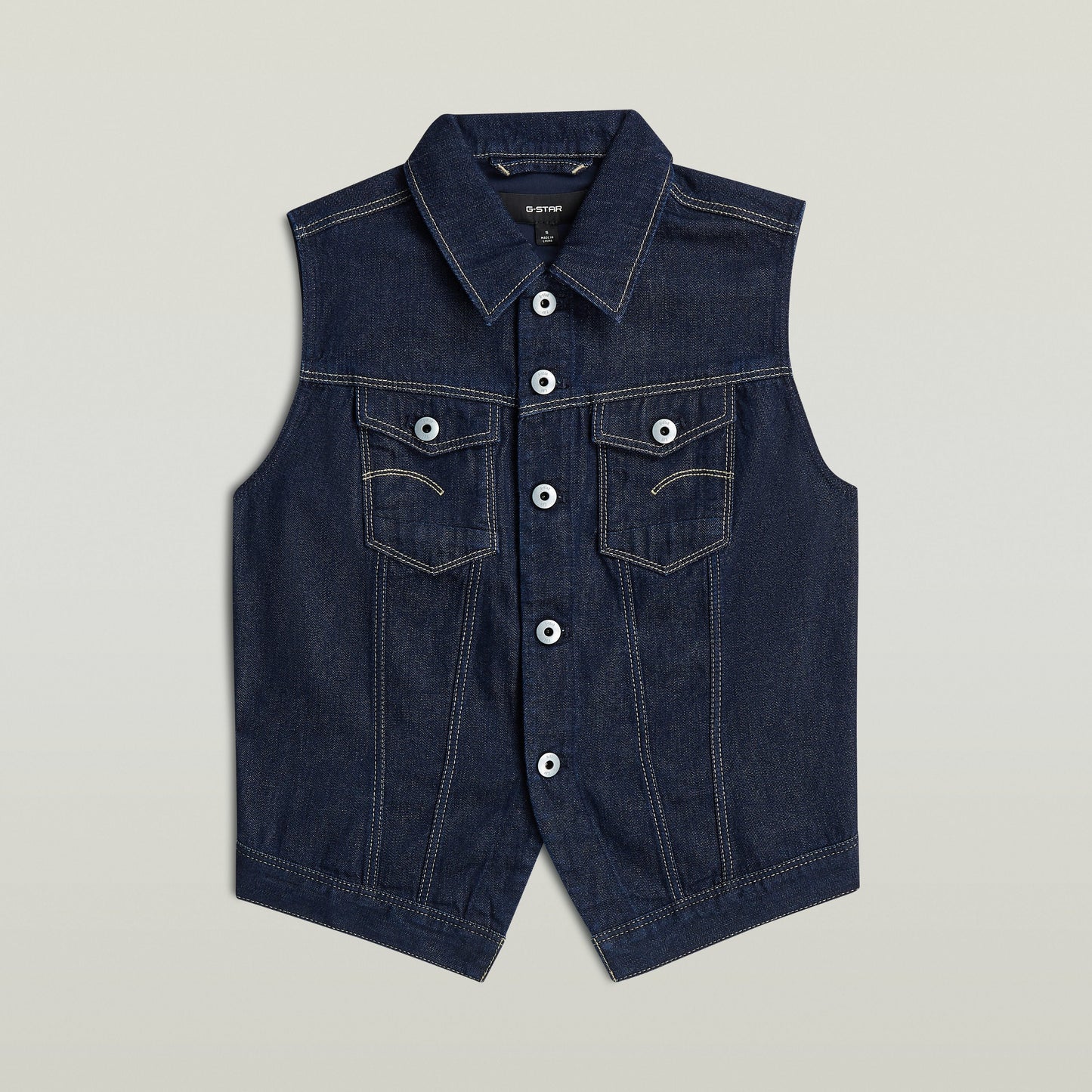 Chaleco Pitched Hem Slim, un slim fit denim vest con cierre de botones y cuello de camisa en color azul oscuro
