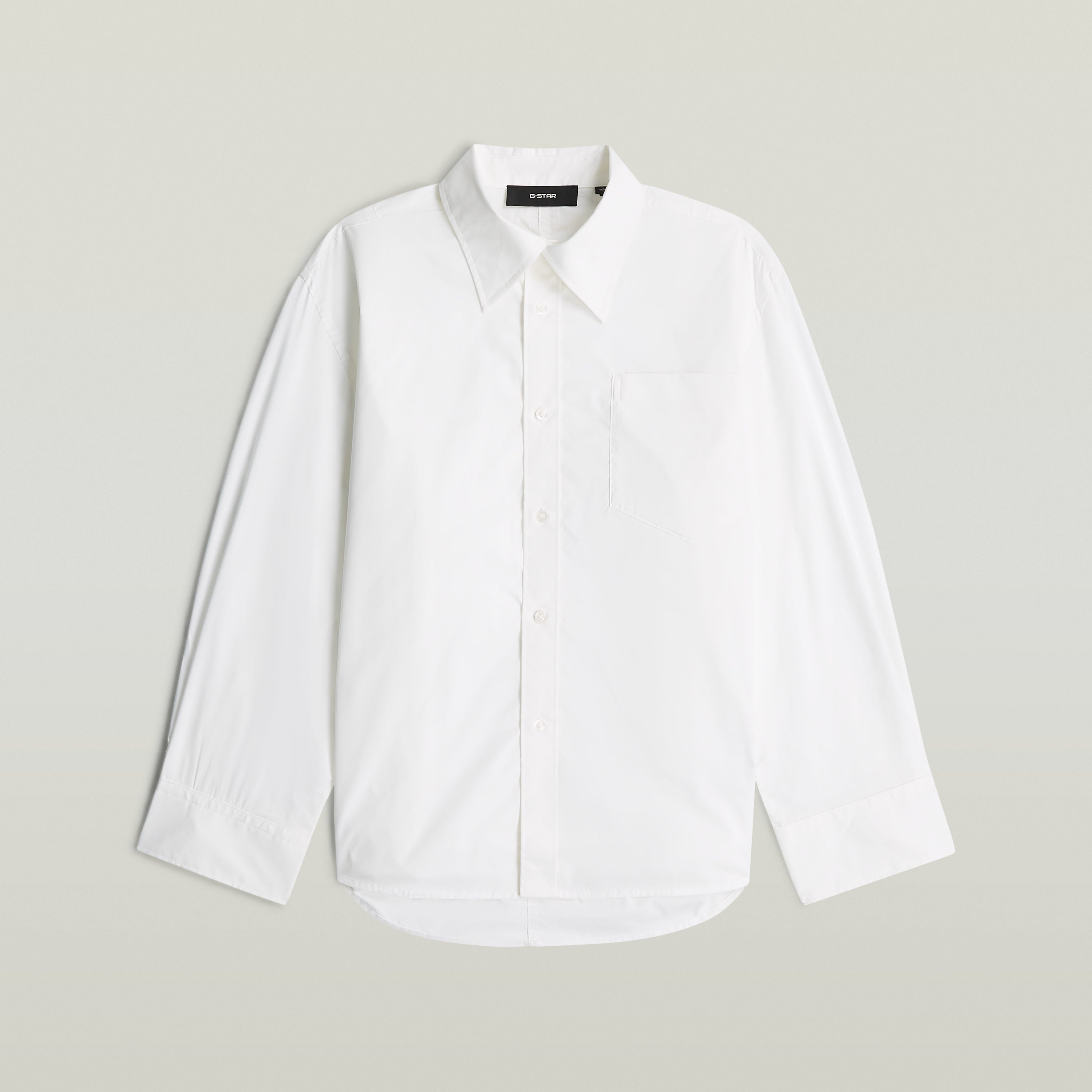 Camisa Bomber Sleeve blanca, elegante y versátil, con cuello de camisa y manga larga, hecha de algodón ecológico.