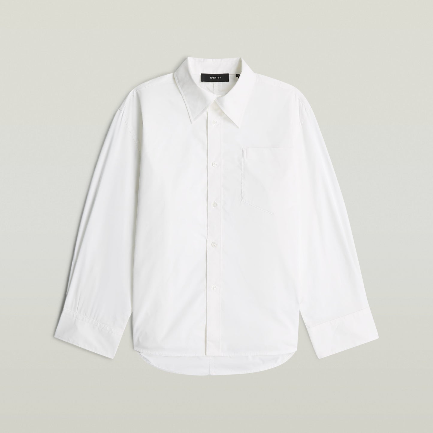 Camisa Bomber Sleeve blanca, elegante y versátil, con cuello de camisa y manga larga, hecha de algodón ecológico.
