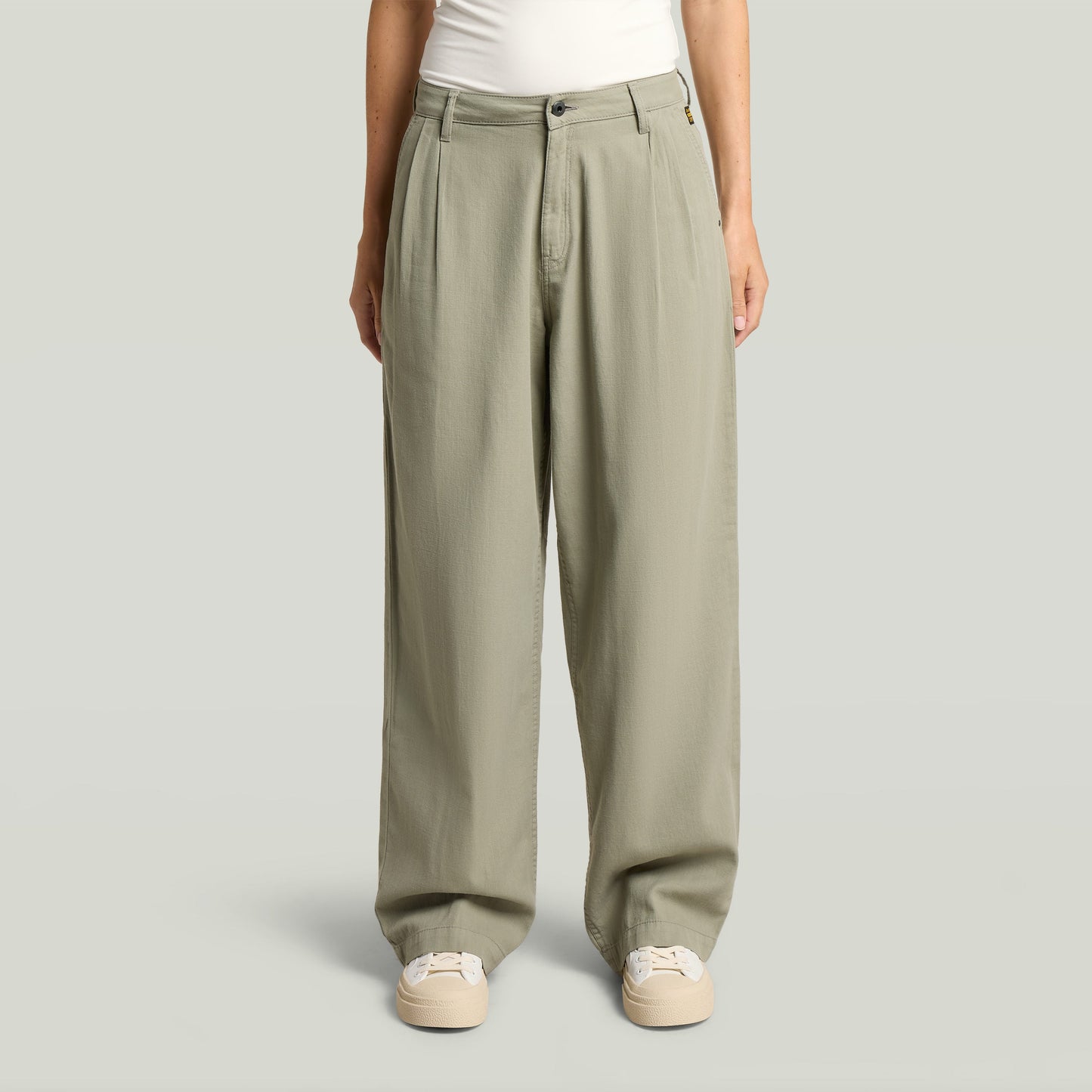 Pantalones pleated chino en color verde con ajuste relajado y diseño plisado, ideales para un estilo atemporal.