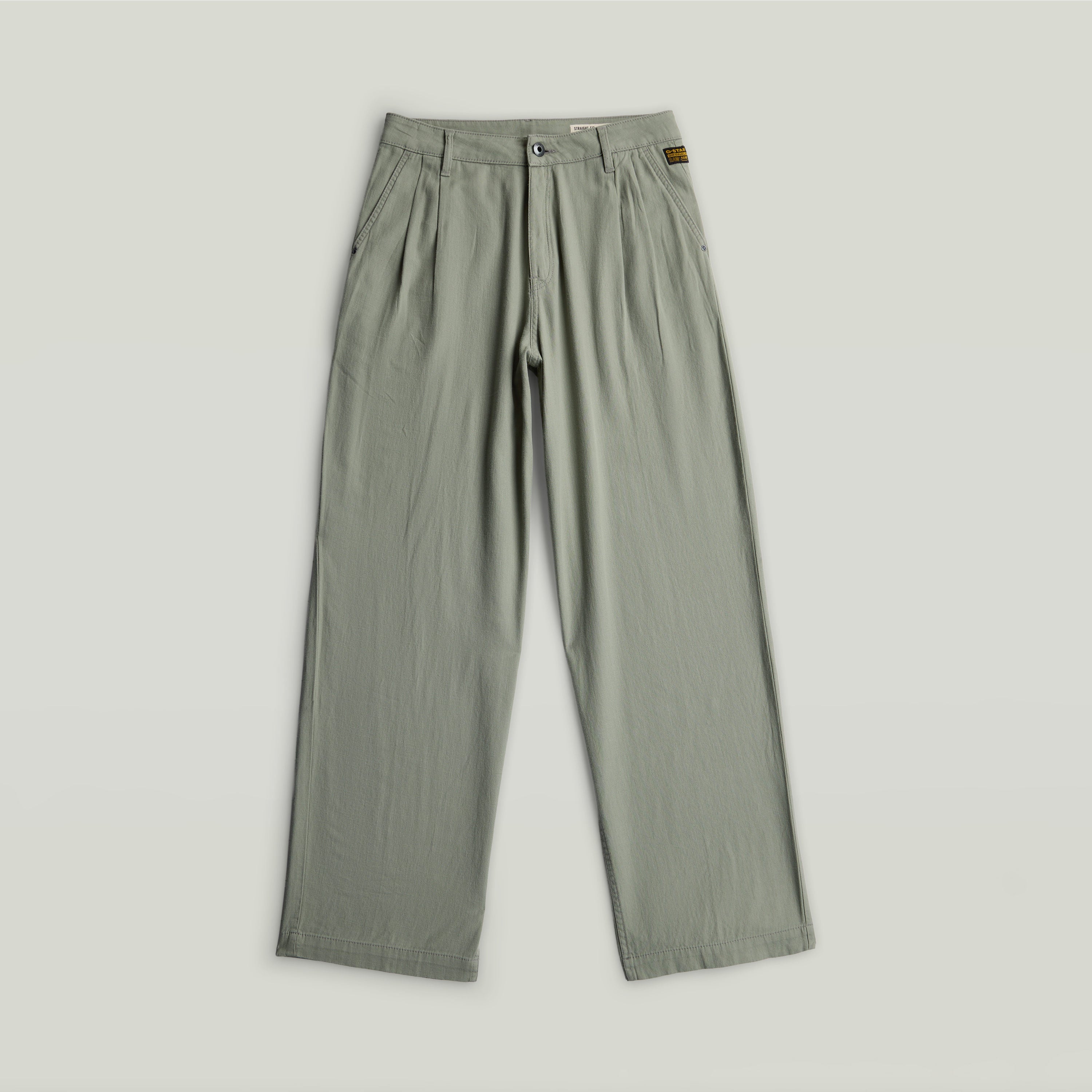 Pantalones Pleated Chino en color verde, con diseño clásico y ajuste relajado, ideales para un estilo atemporal.