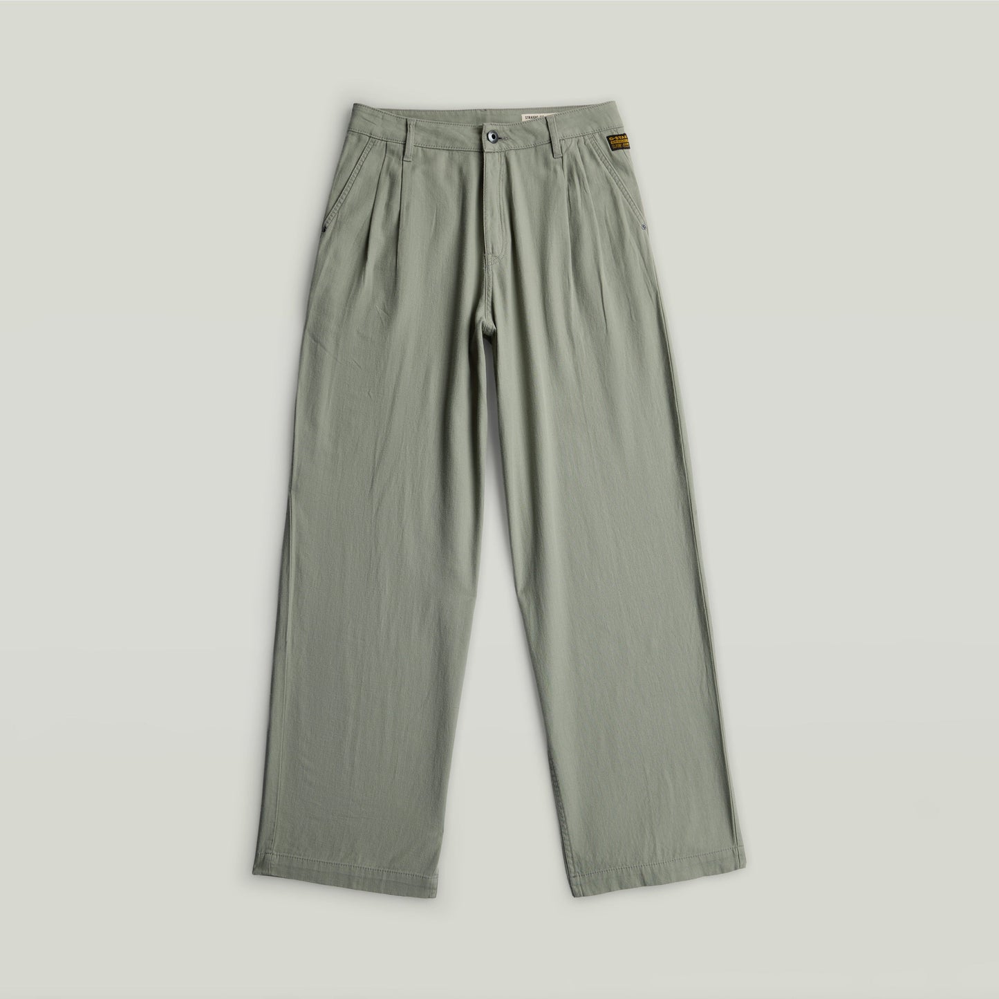 Pantalones Pleated Chino en color verde, con diseño clásico y ajuste relajado, ideales para un estilo atemporal.