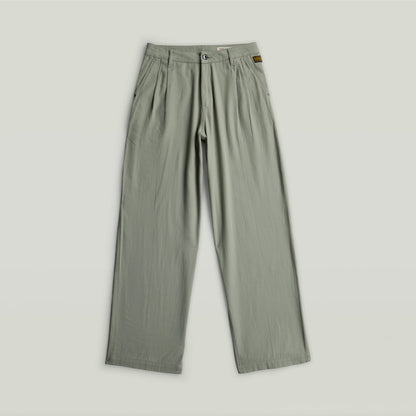 Pantalones Pleated Chino en color verde, con diseño clásico y ajuste relajado, ideales para un estilo atemporal.