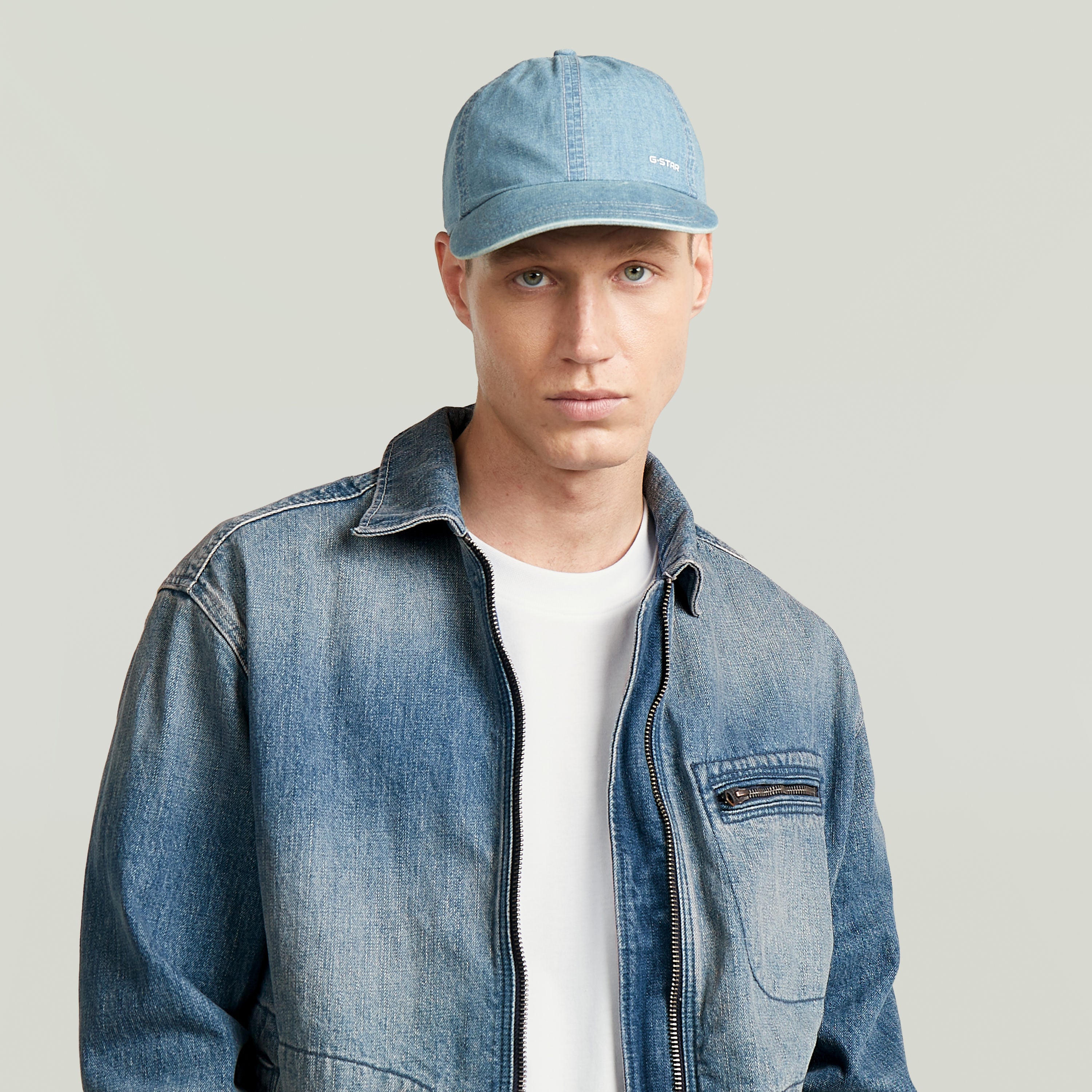 Gorra de béisbol Avernus en color azul, con diseño clásico y ajuste estructurado, modelo masculino