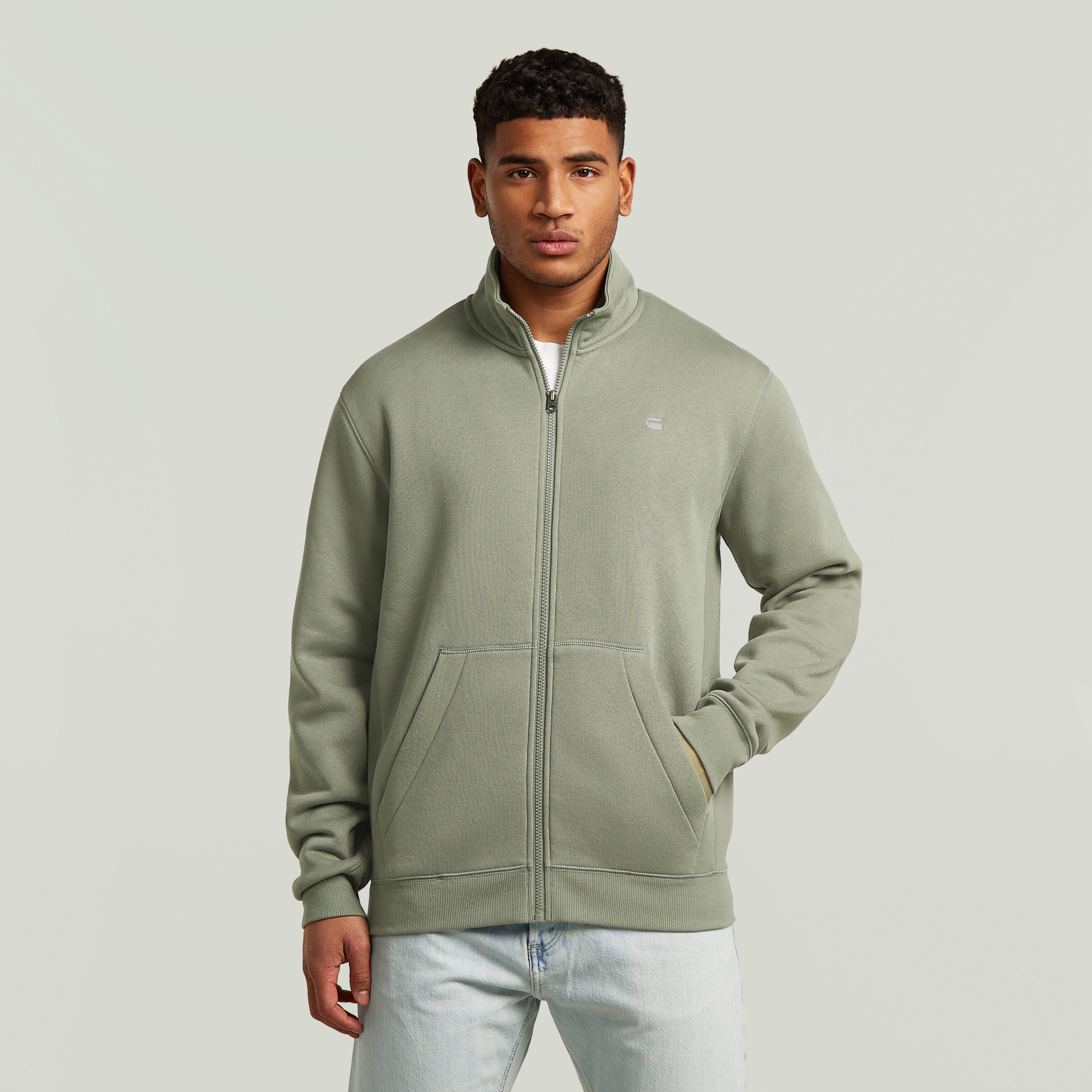 chaqueta deportiva Premium Core Track en color verde con cierre de cremallera y cuello alzado, estilo clásico y elegante.