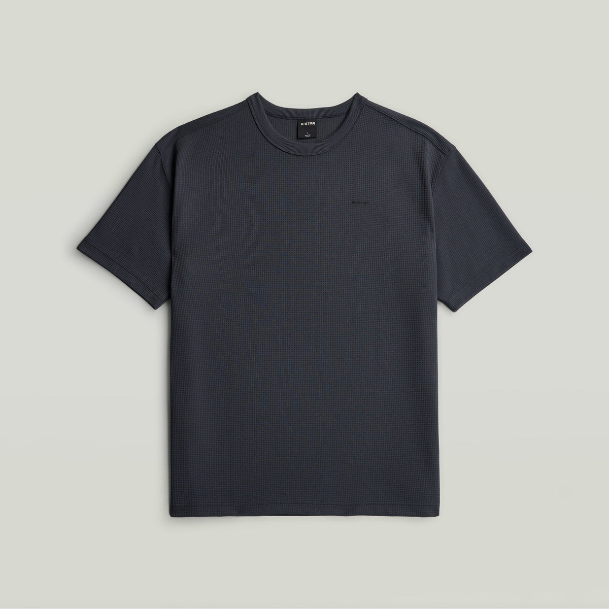 Camiseta Textured Loose La Relaxed Textured T-Shirt combina un fit relajado con escote redondo y manga corta, con un diseño texturizado y detalles gráficos.
