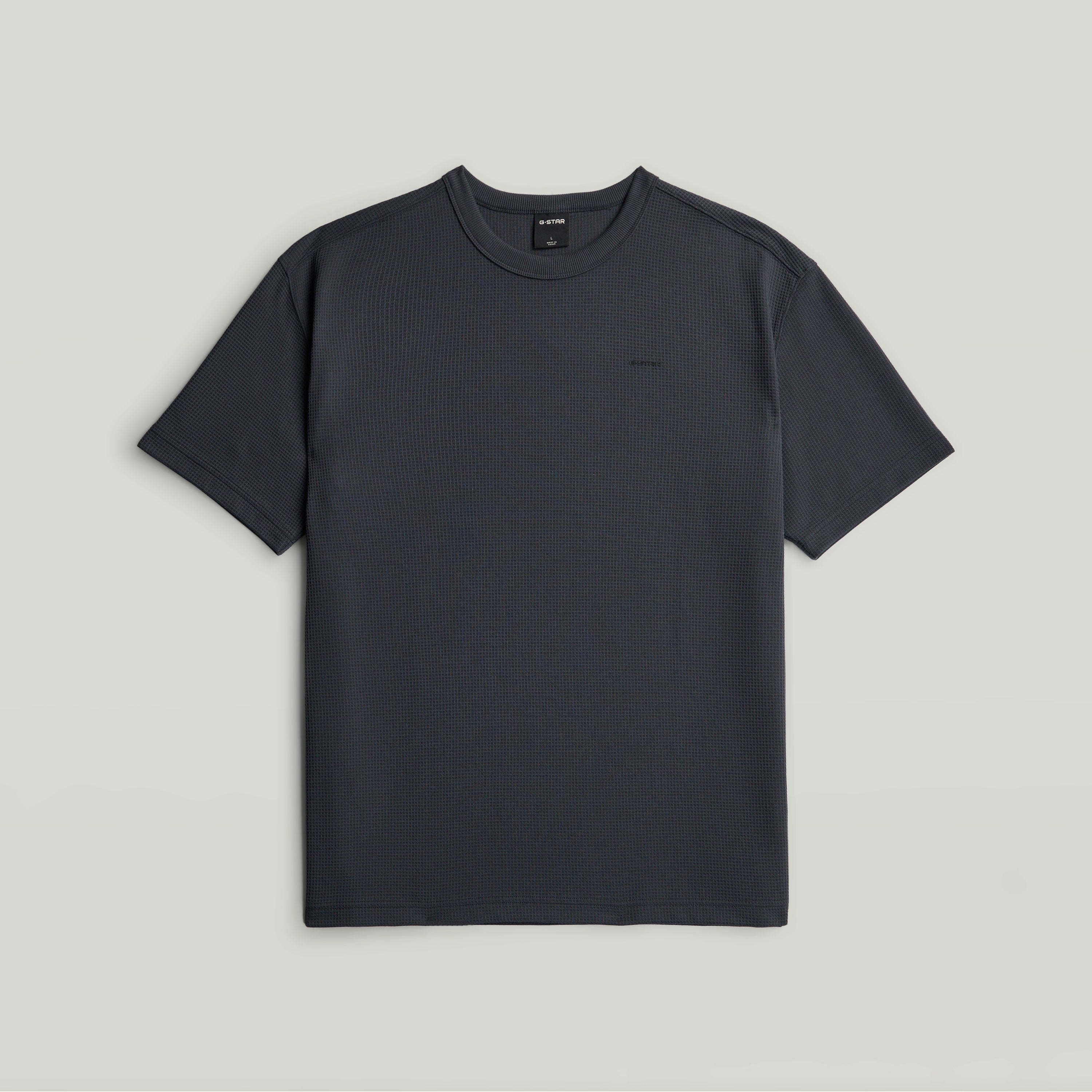 Camiseta Textured Loose La Relaxed Textured T-Shirt combina un fit relajado con escote redondo y manga corta, con un diseño texturizado y detalles gráficos.