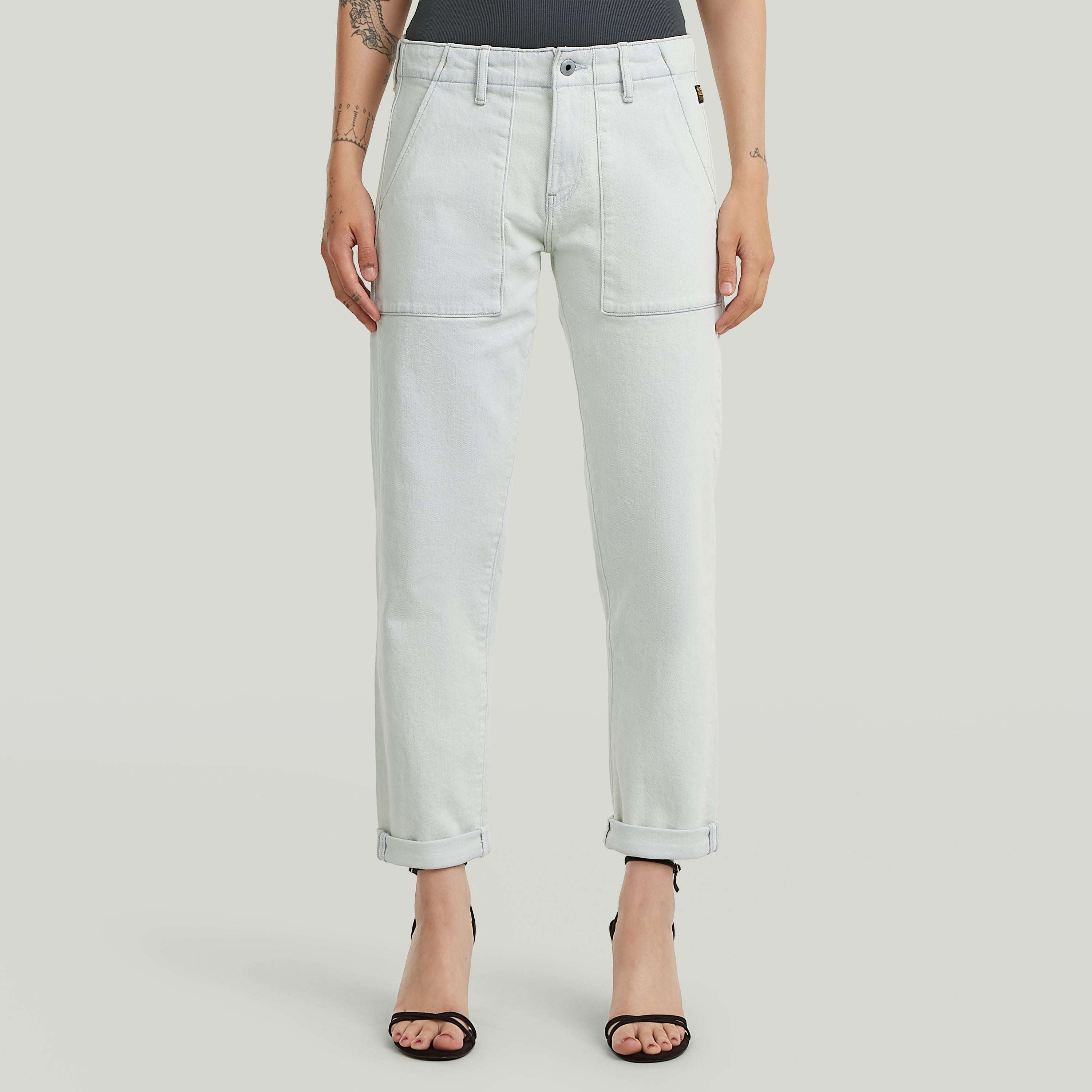 Jeans Kate Boyfriend Fatigue en corte holgado con cintura baja y largo 7/8, en color claro y con detalles de estilo.
