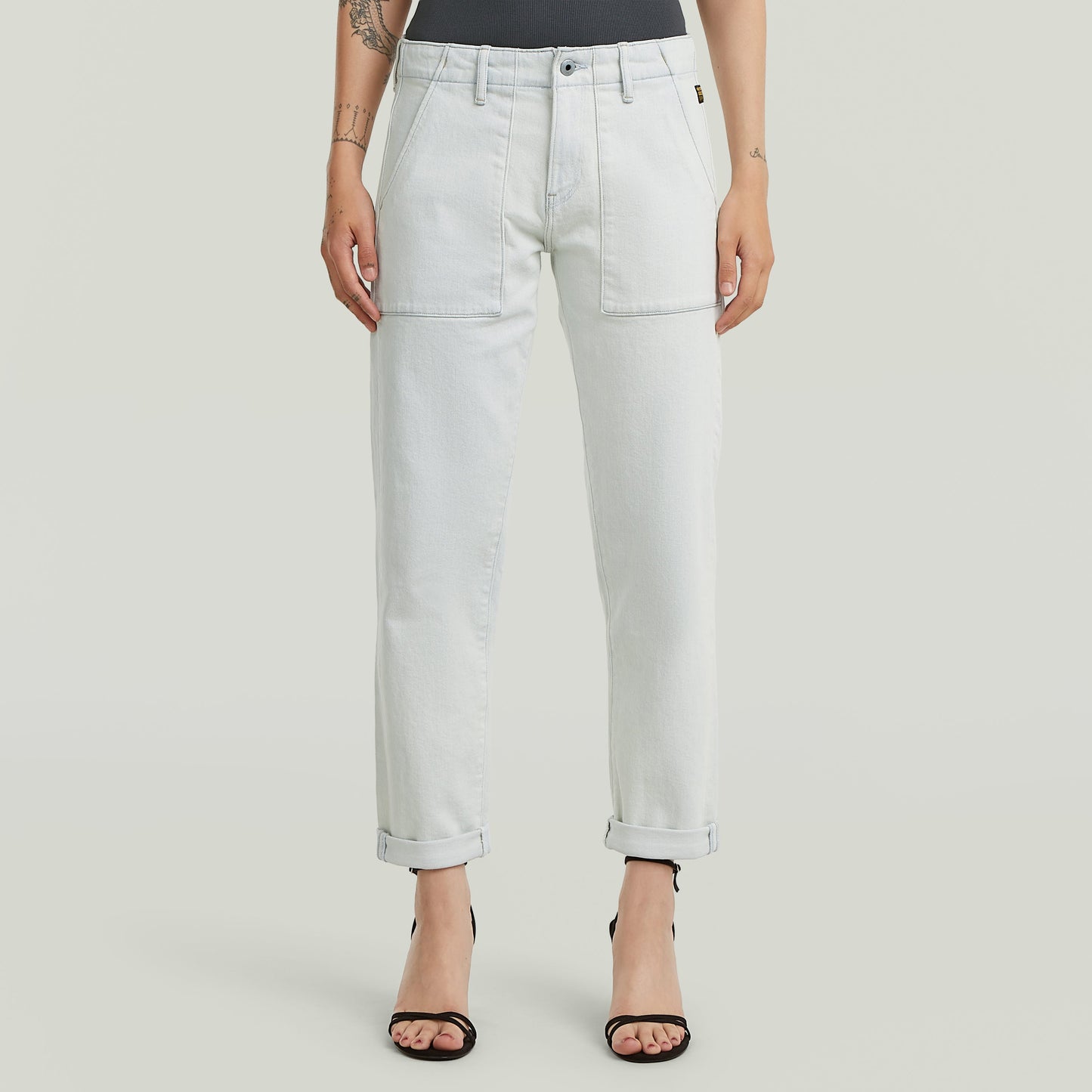 Jeans Kate Boyfriend Fatigue en corte holgado con cintura baja y largo 7/8, en color claro y con detalles de estilo.