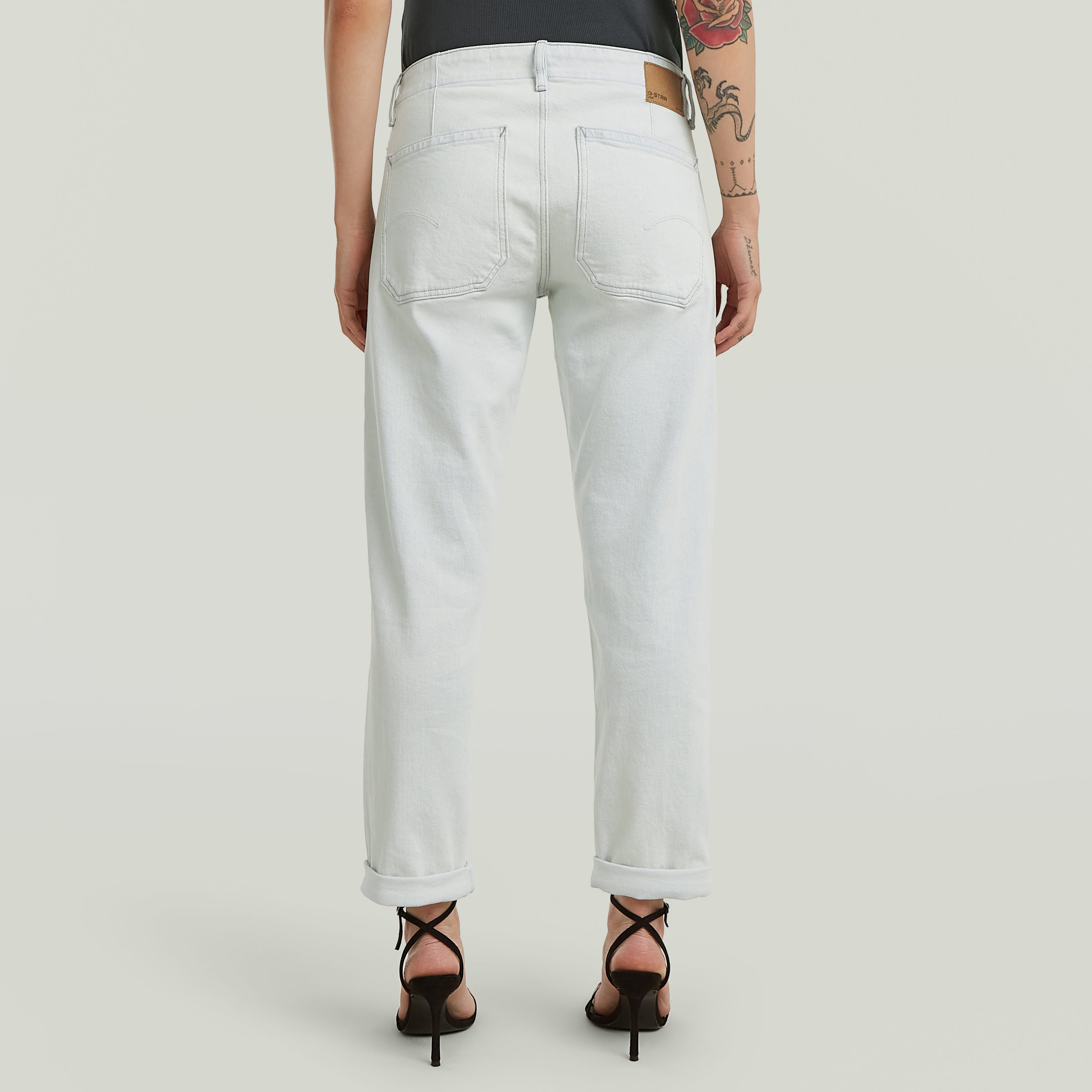 Vista trasera de los jeans Kate Boyfriend Fatigue, con corte holgado y detalle de parches en los bolsillos.