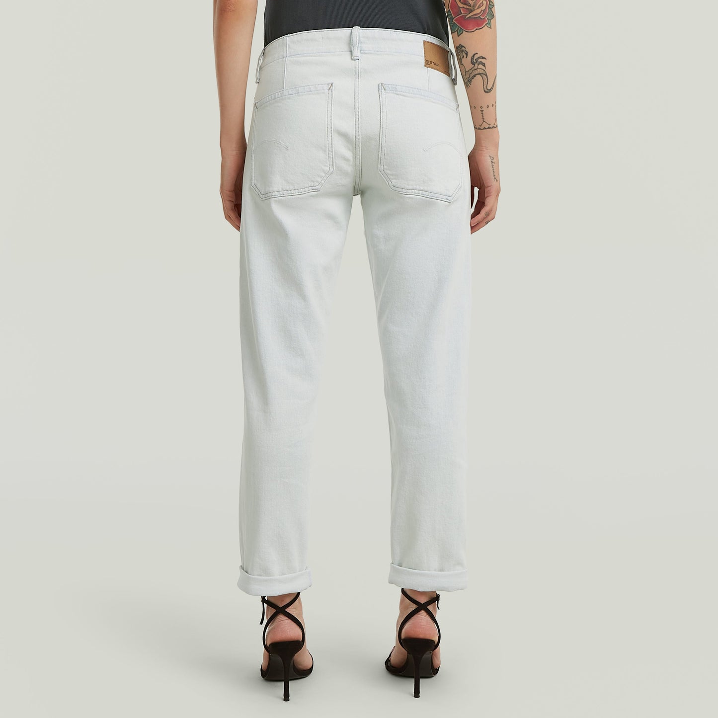 Vista trasera de los jeans Kate Boyfriend Fatigue, con corte holgado y detalle de parches en los bolsillos.