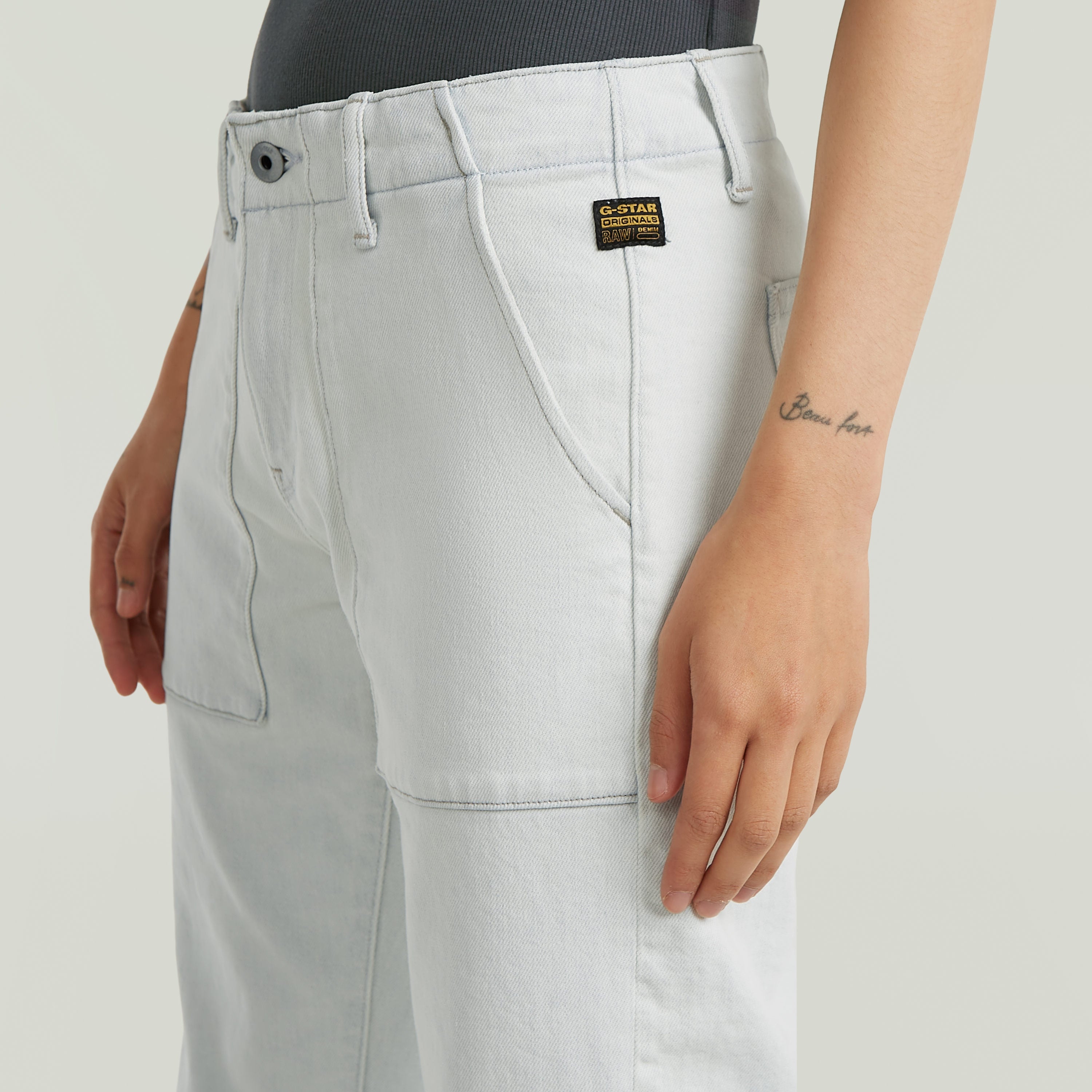 Jeans Kate Boyfriend Fatigue con corte holgado y etiqueta de G-STAR vista de cerca.