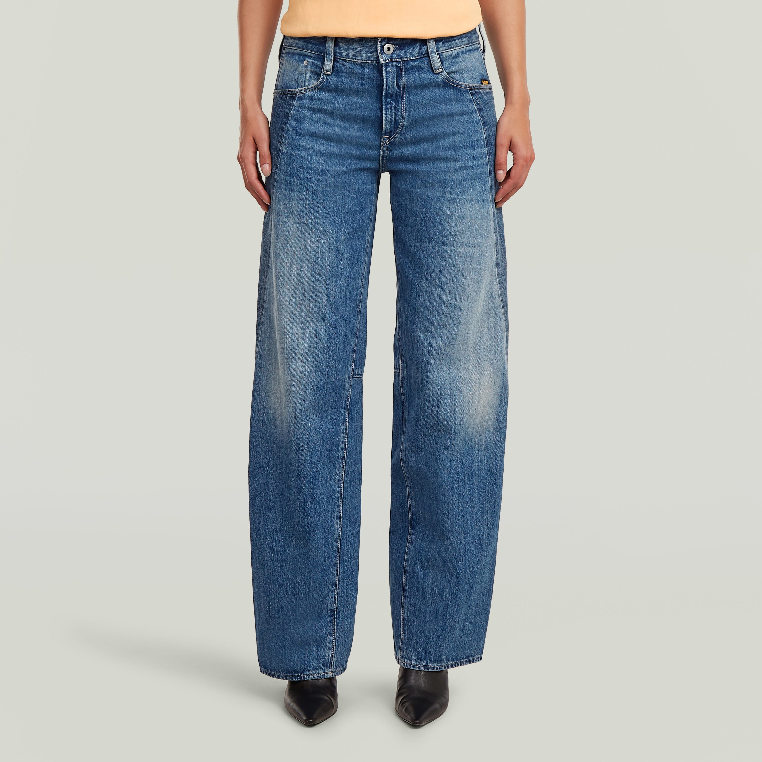 Jeans Contor Two-Tone Loose fit, presentación de dos tonos, ajuste relajado, moda denim.