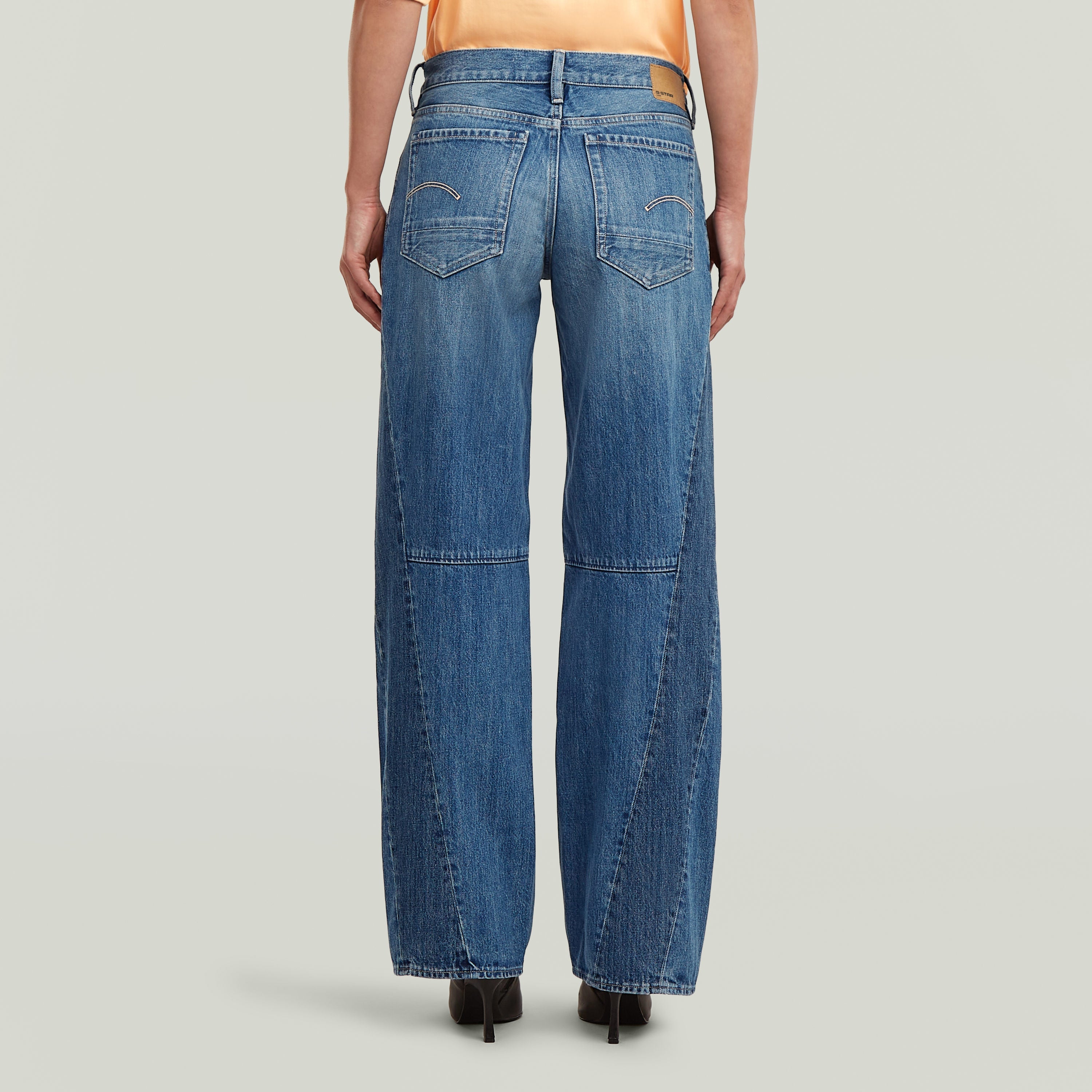Rear view of Jeans Contor Two-Tone Loose showcasing two-tone loose fit jeans with a relaxed silhouette.