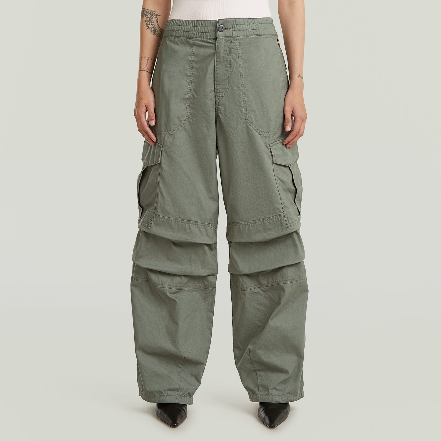 Pantalones Wide Leg Cargo con cintura alta y ajuste holgado en color verde, ideales para un estilo relajado.