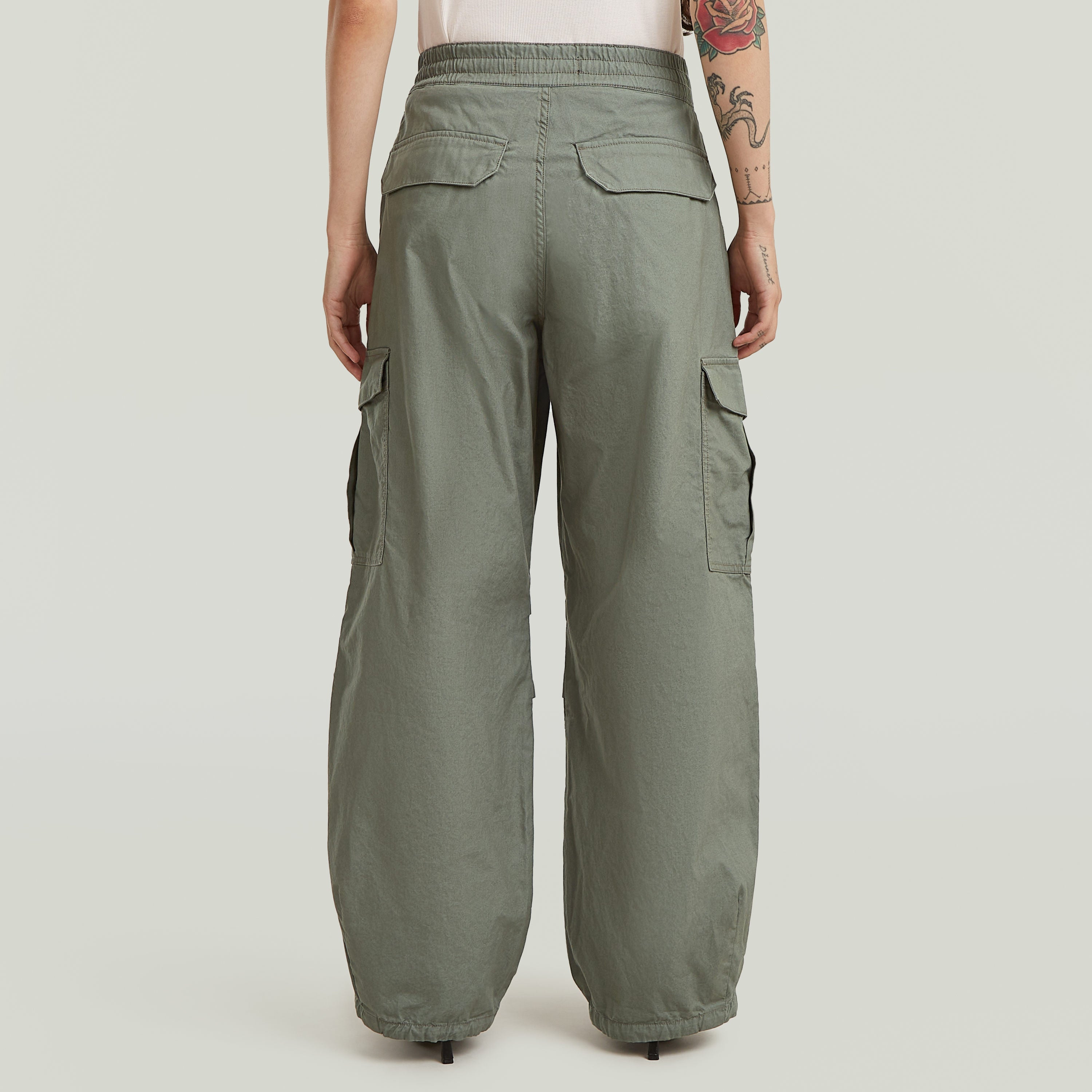 Vista trasera de pantalones wide leg cargo en color verde, con bolsillos laterales y cintura alta.