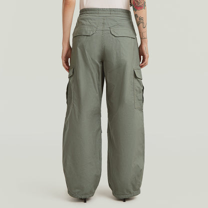Vista trasera de pantalones wide leg cargo en color verde, con bolsillos laterales y cintura alta.
