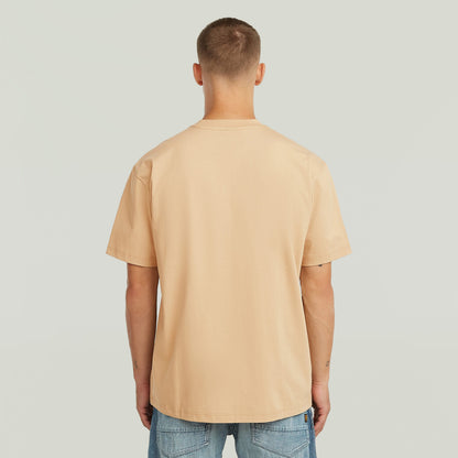 Camiseta beige de corte relajado, vista trasera, relajada, con cuello redondo, 100% algodón ecológico, relaxed graphic t-shirt.