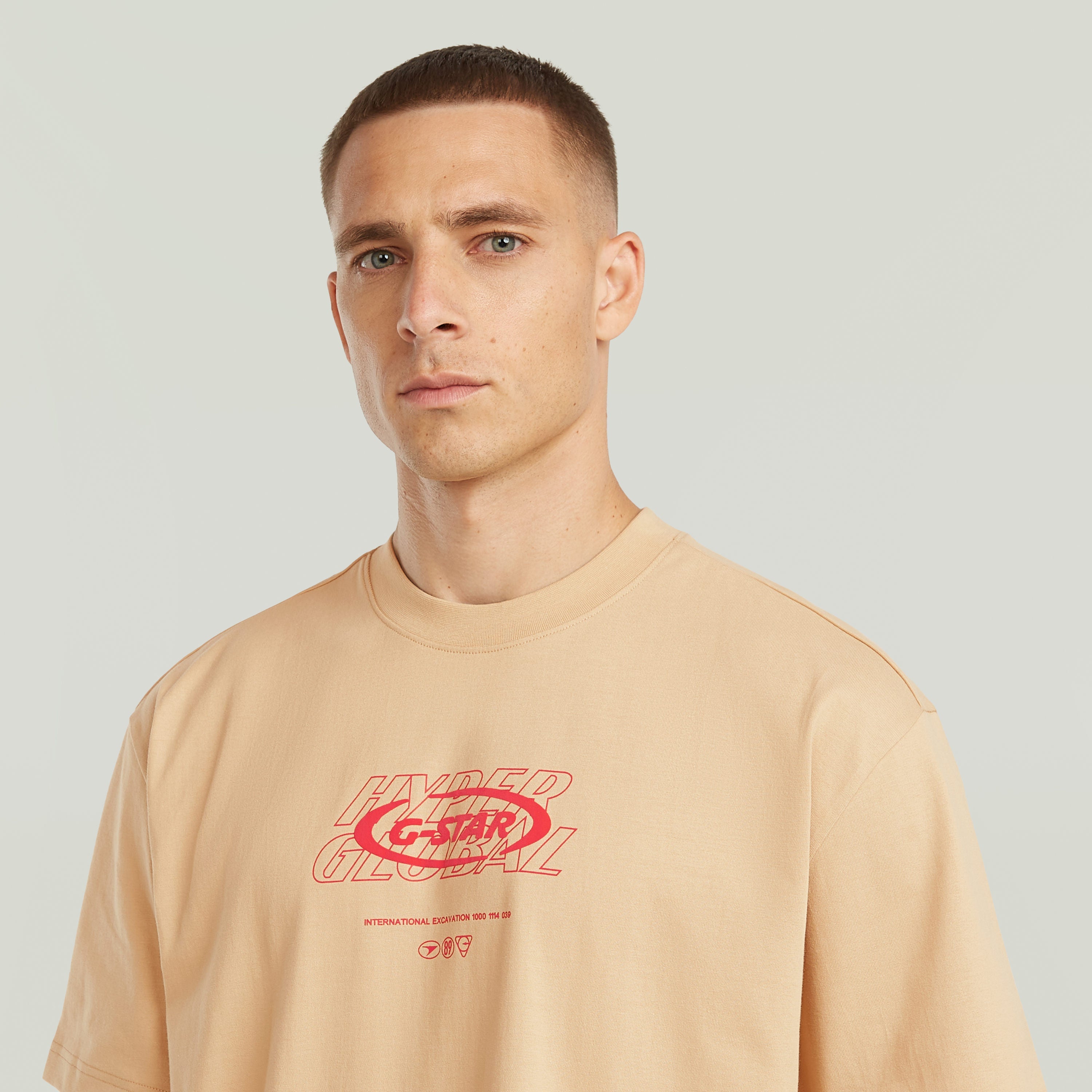 Camiseta Hyper Graphic Relaxed color beige, unisex relaxed graphic t-shirt con estampado gráfico.