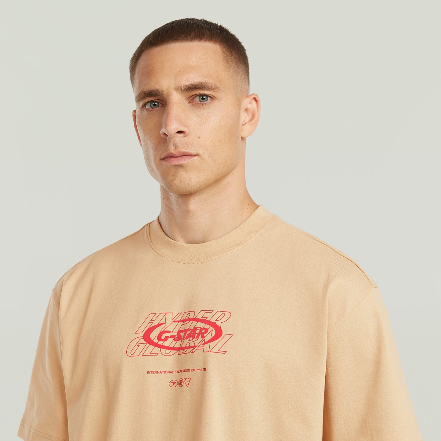 Camiseta Hyper Graphic Relaxed color beige, unisex relaxed graphic t-shirt con estampado gráfico.