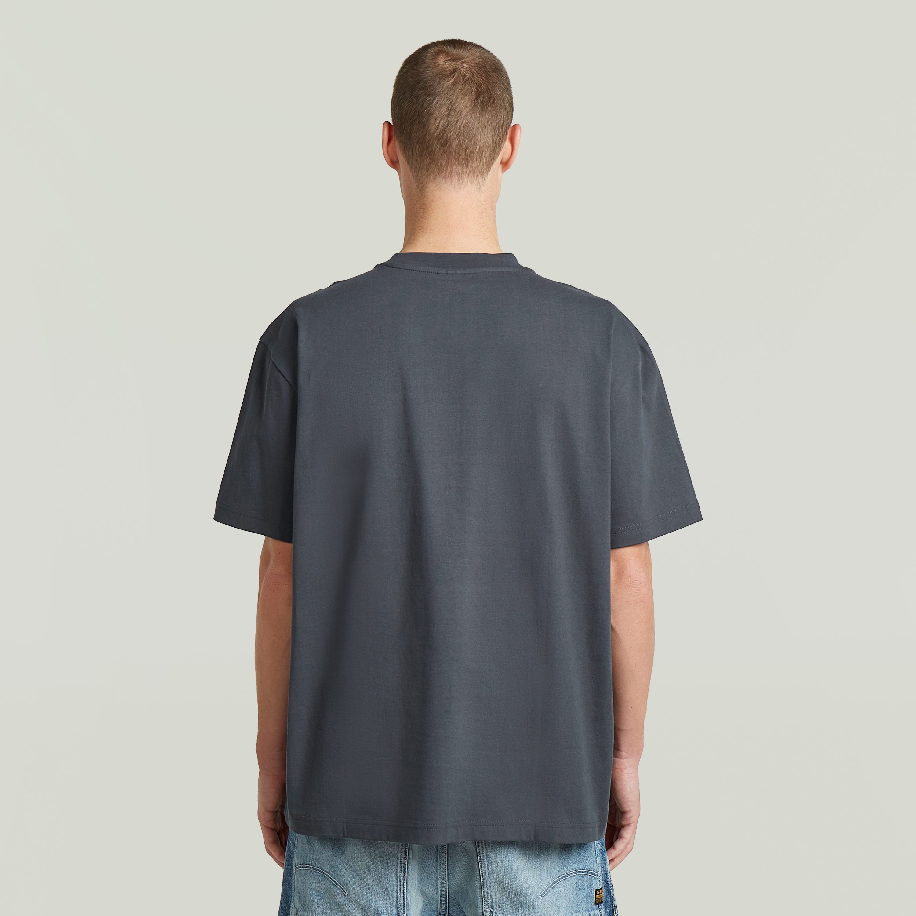 Camiseta gris de corte relajado, vista trasera, parte de la colección relaxed fit graphic t-shirt.