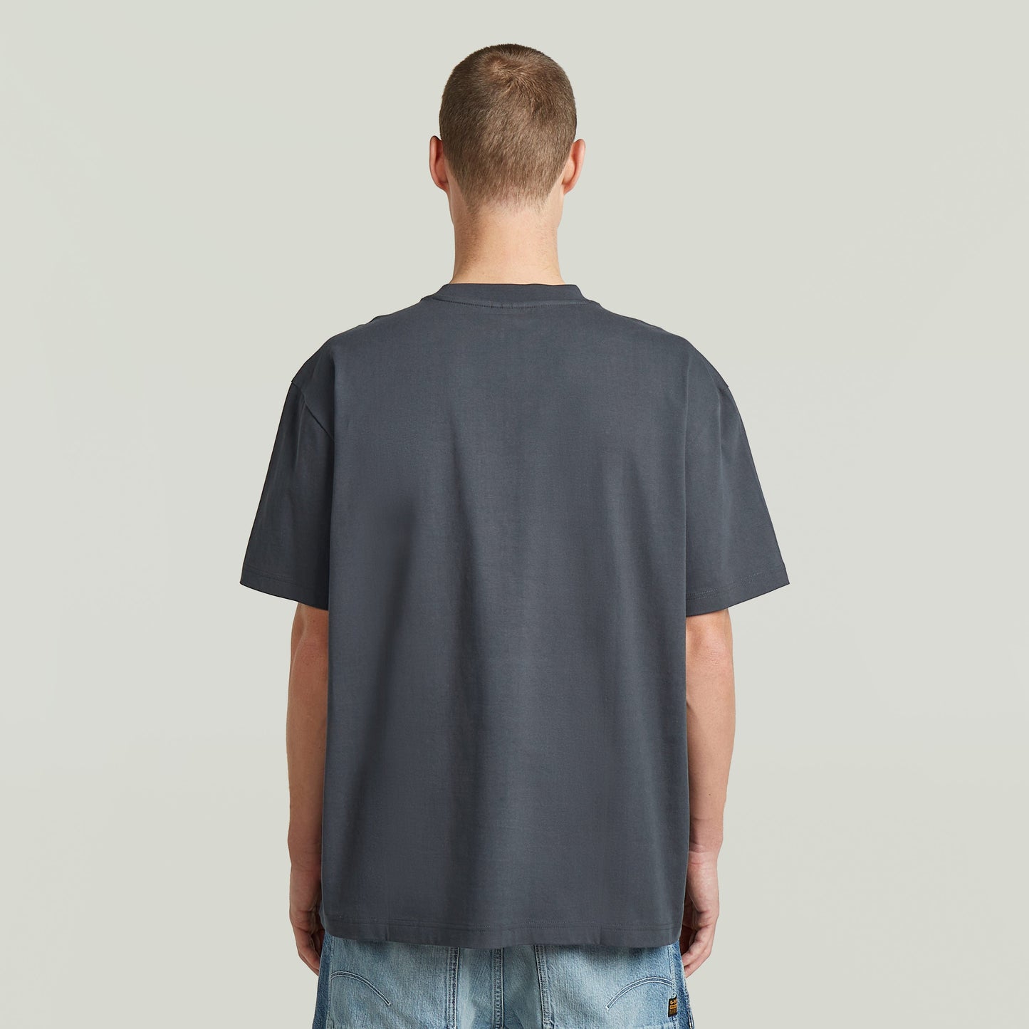 Camiseta gris de corte relajado, vista trasera, parte de la colección relaxed fit graphic t-shirt.