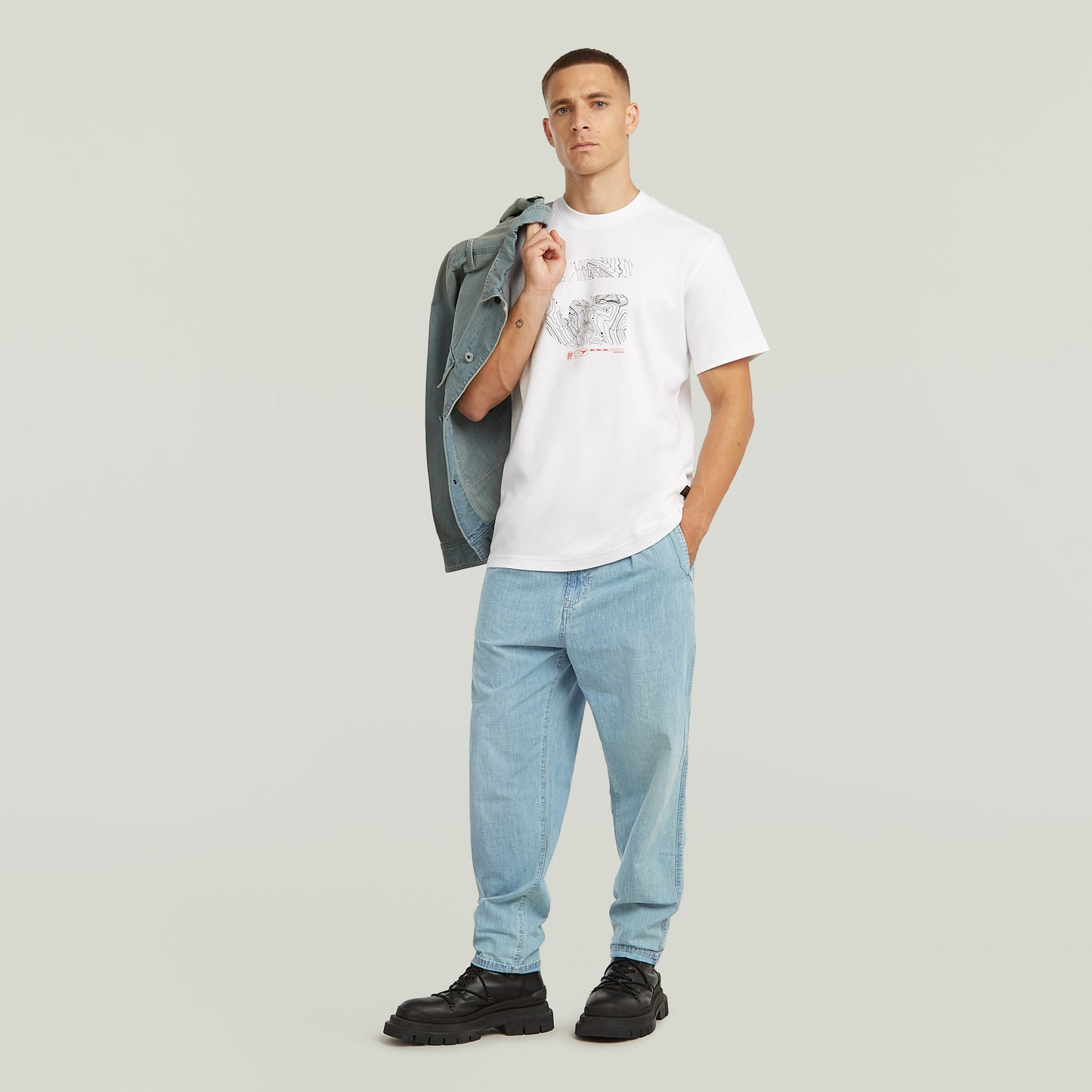 Chino plisado en denim