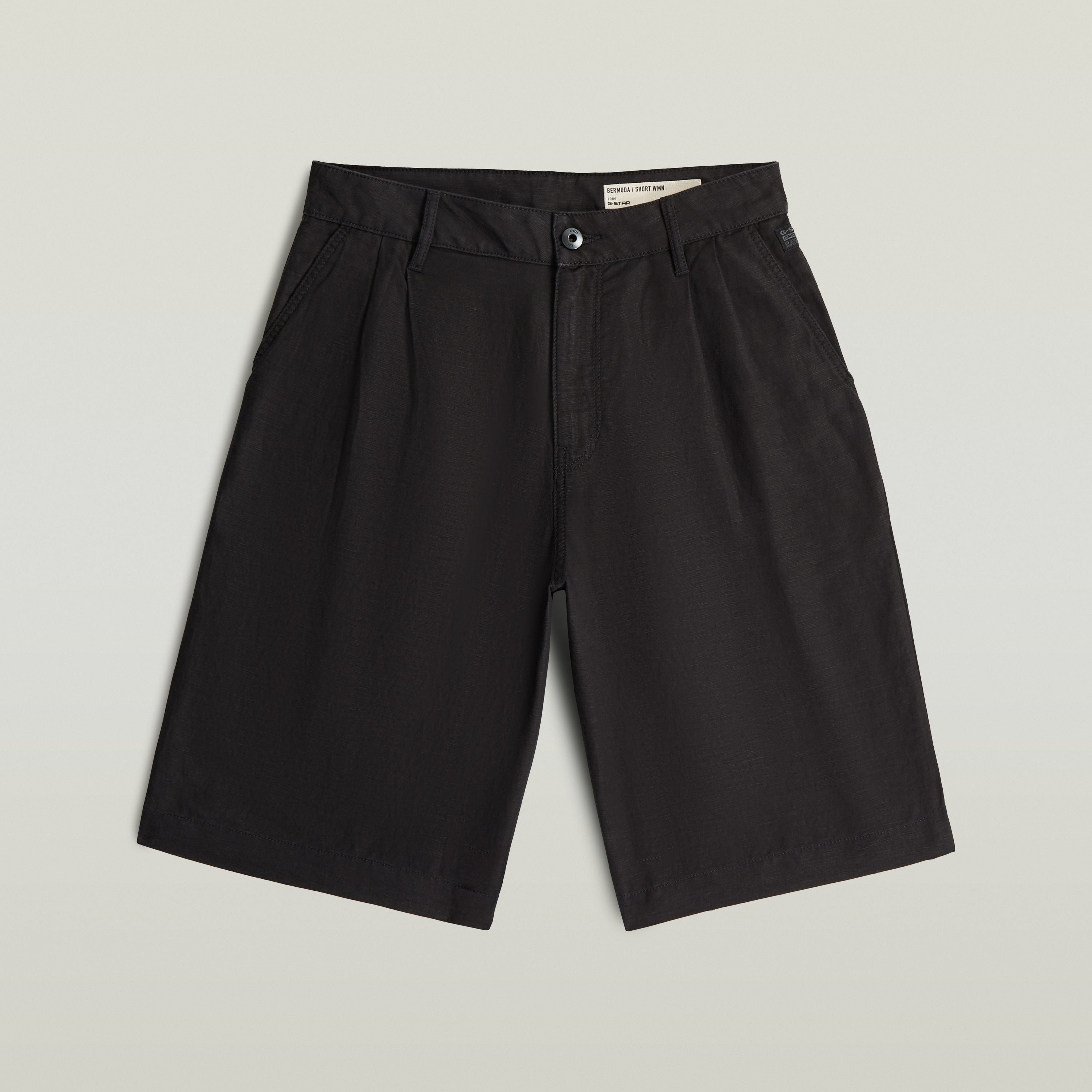 Shorts Pleated Bermuda color negro con diseño plisado, cierre de botón y cremallera, estilo clásico.