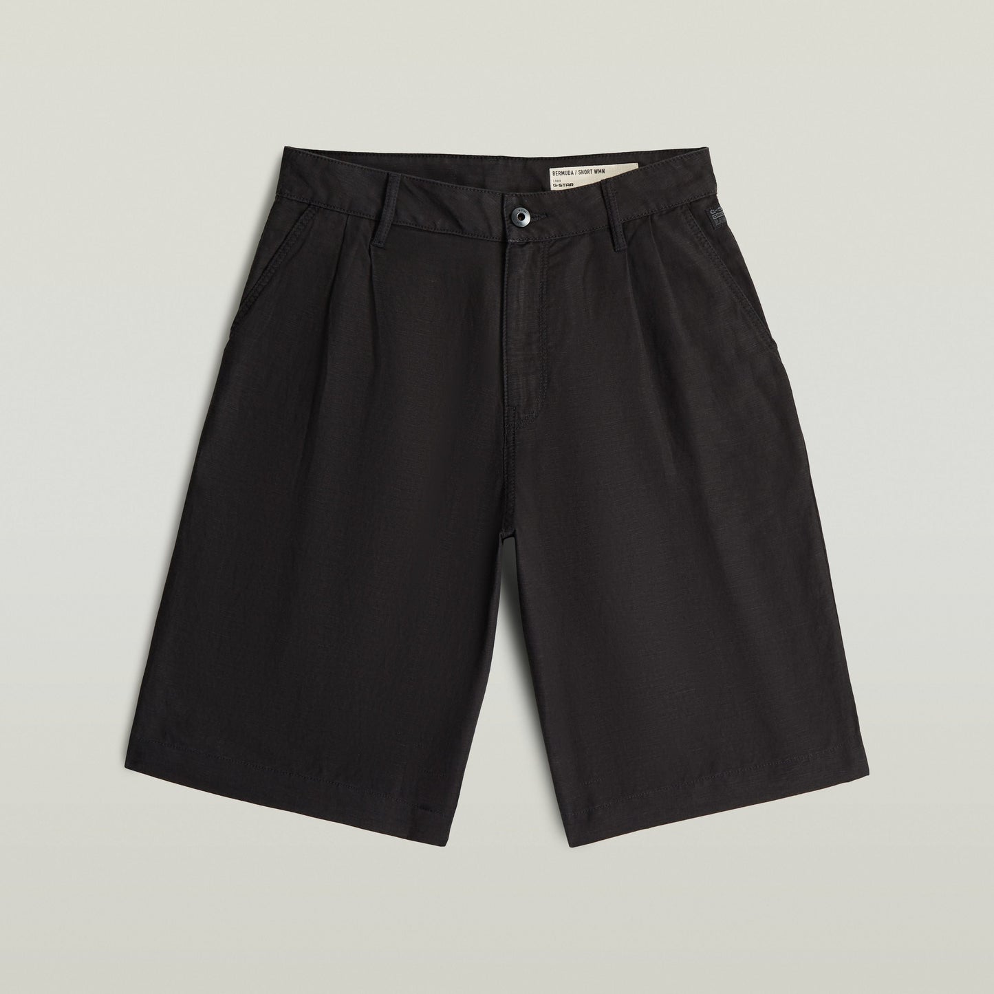 Shorts Pleated Bermuda color negro con diseño plisado, cierre de botón y cremallera, estilo clásico.