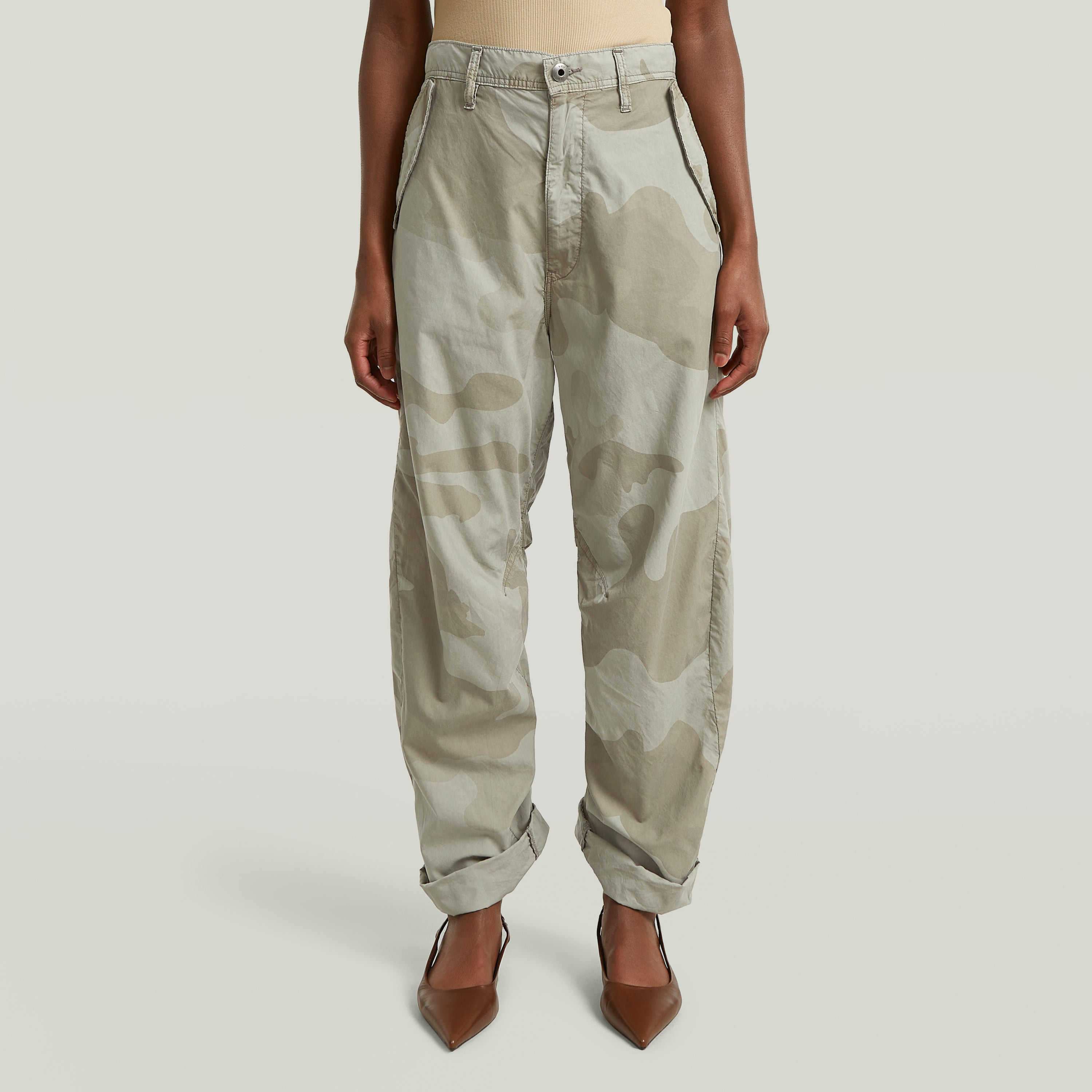 Pantalones 3D Boyfriend camuflaje en color multi, con corte relajado y cierre de botón y cremallera.