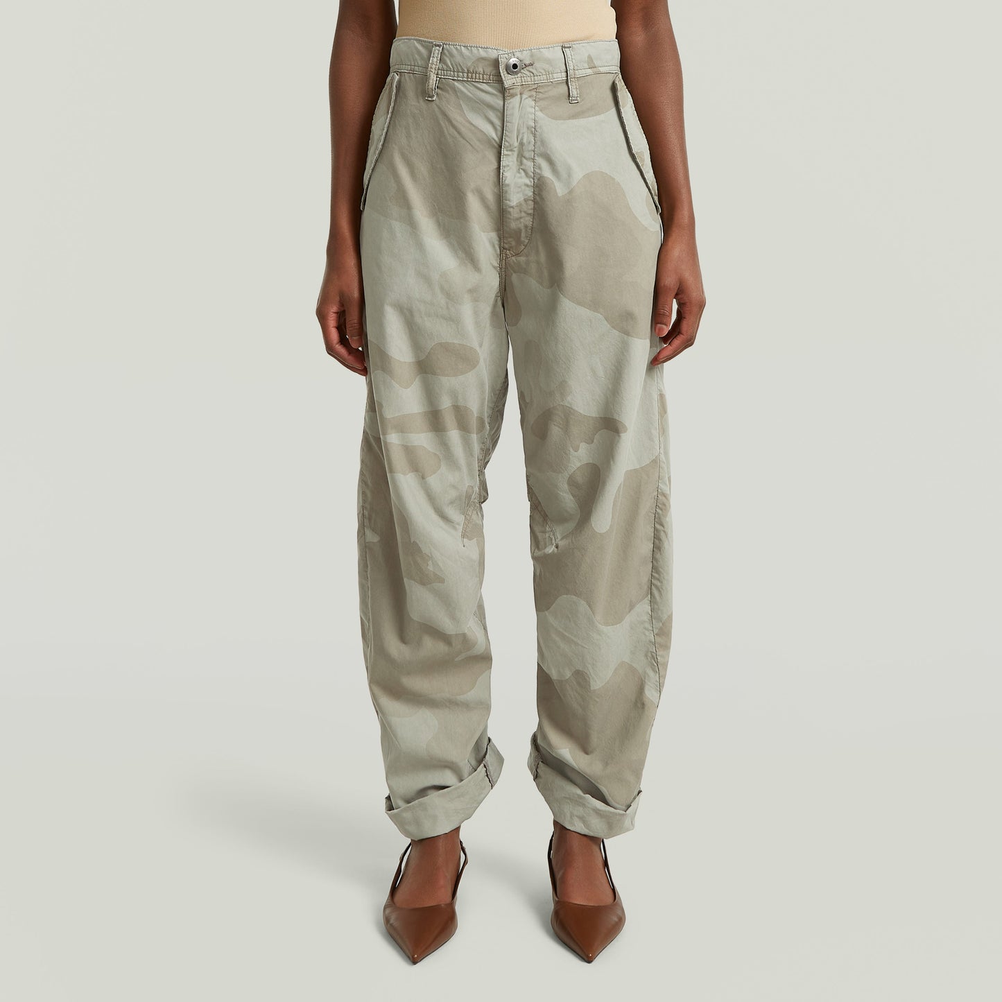 Pantalones 3D Boyfriend camuflaje en color multi, con corte relajado y cierre de botón y cremallera.