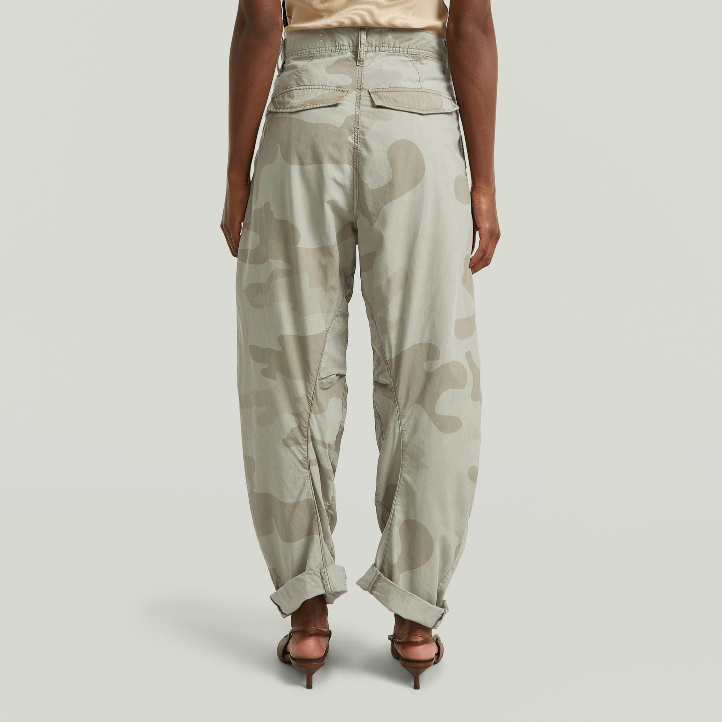 Vista trasera de pantalones 3D boyfriend camuflaje con bolsillos y diseño relajado.
