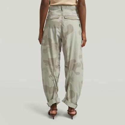 Vista trasera de pantalones 3D boyfriend camuflaje con bolsillos y diseño relajado.