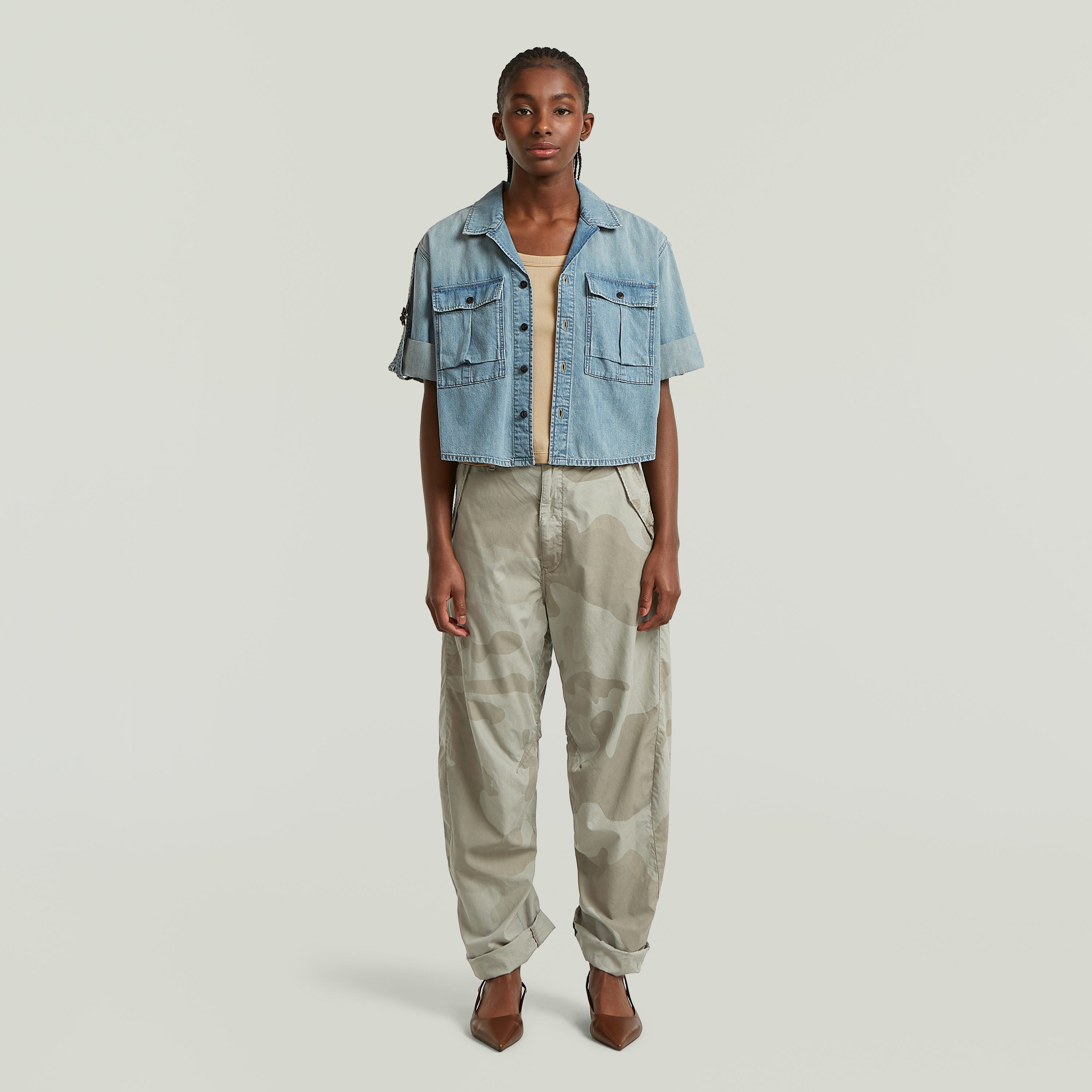 Modelo usando pantalones 3D boyfriend camuflaje con chaqueta de mezclilla y zapatos de tacón.