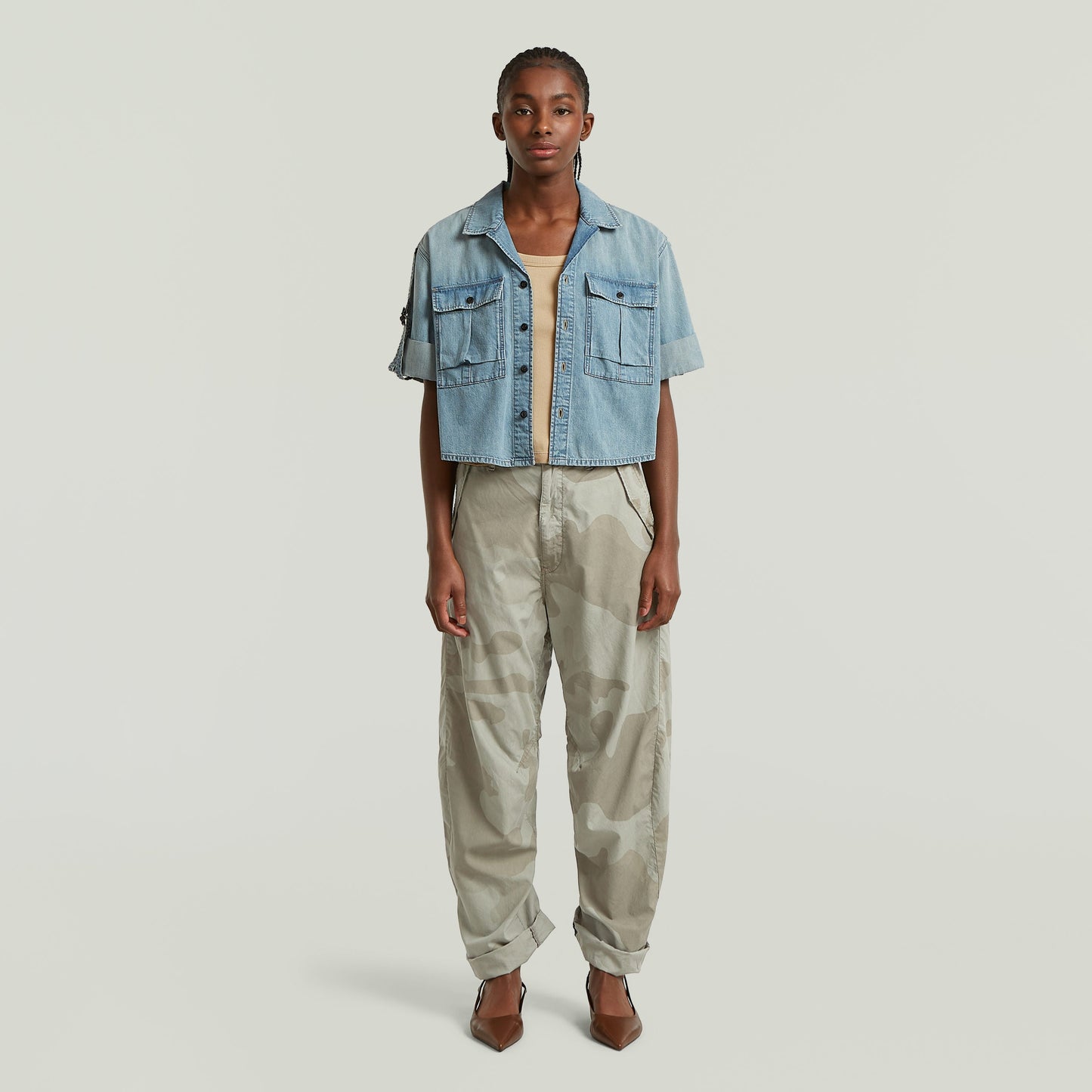 Modelo usando pantalones 3D boyfriend camuflaje con chaqueta de mezclilla y zapatos de tacón.