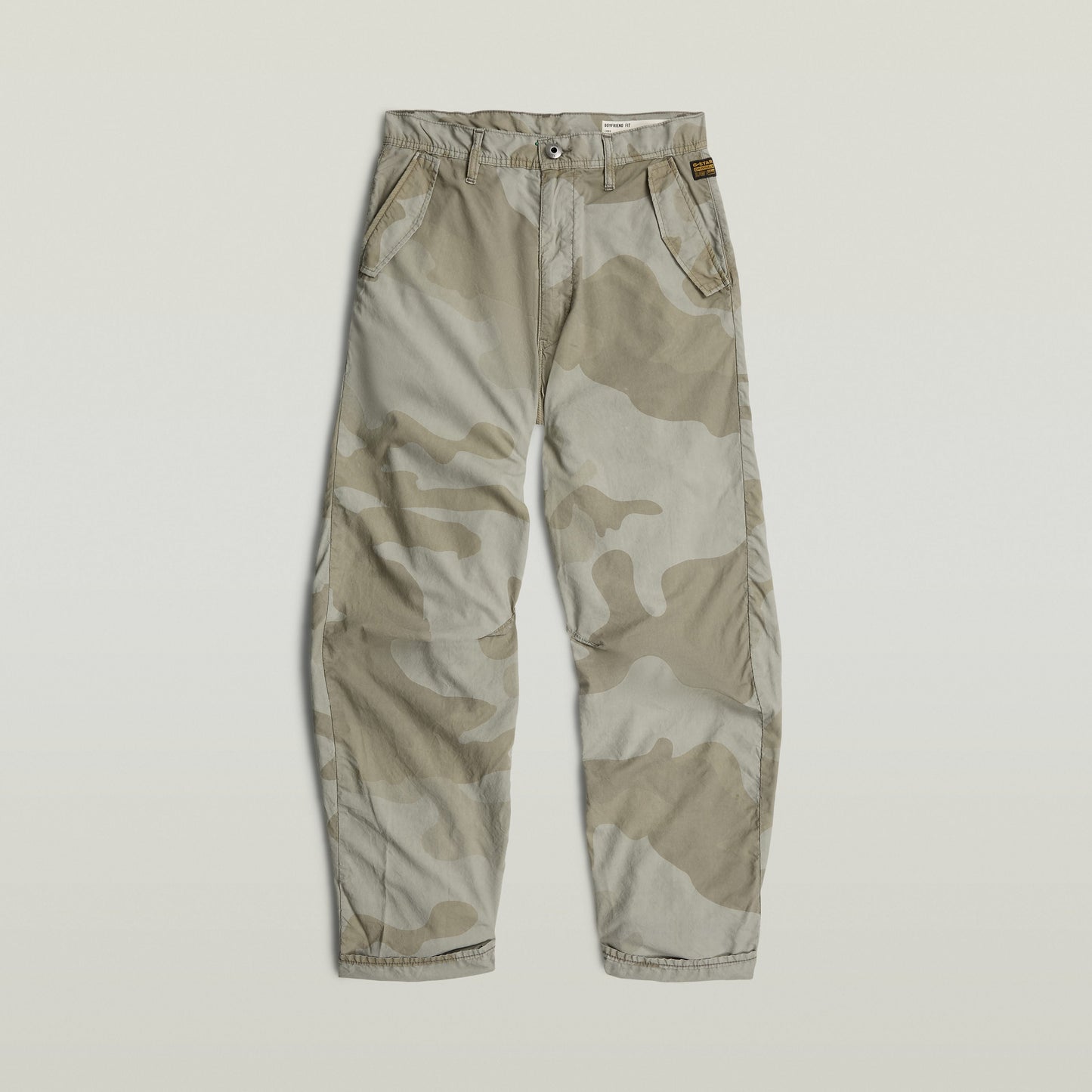Pantalones 3D Boyfriend camuflaje en color multi, corte relajado, cierre de botón y cremallera, diseñados para estilo informal.