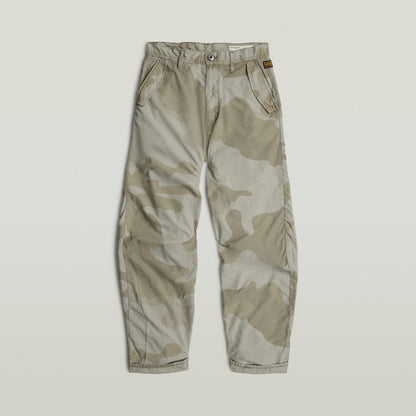 Pantalones 3D Boyfriend camuflaje en color multi, corte relajado, cierre de botón y cremallera, diseñados para estilo informal.