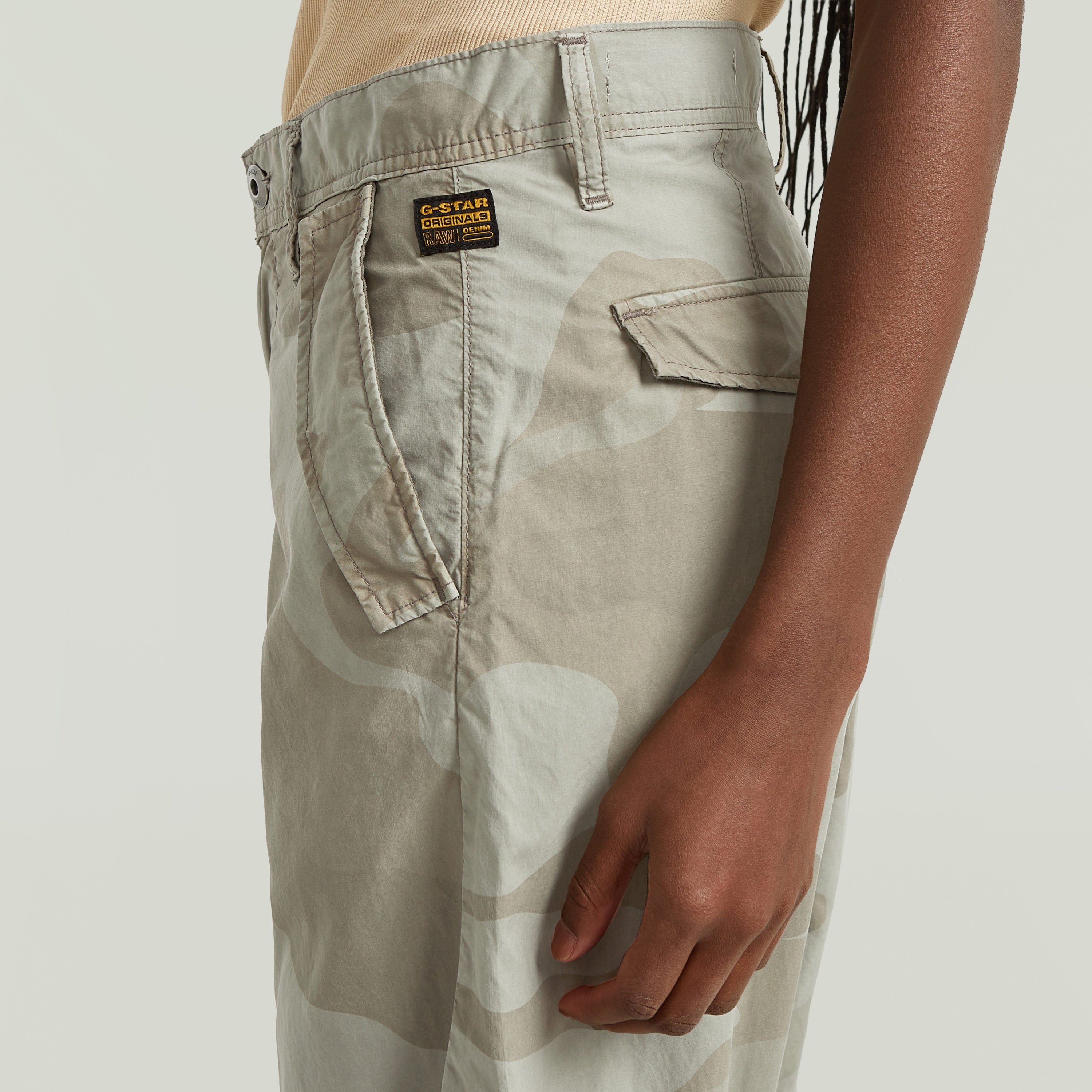 Pantalones 3D Boyfriend camuflaje en color multicolor con bolsillo lateral y diseño relajado.