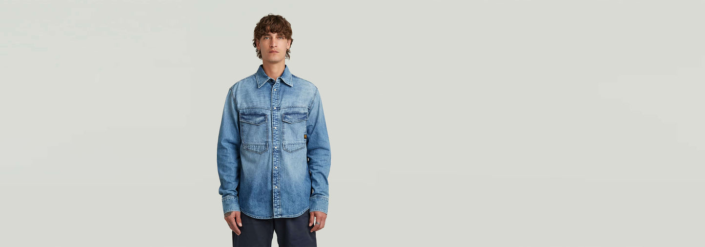 Modelo vistiendo la Camisa Dakota Regular de tejido denim con corte recto y detalles en los bolsillos.
