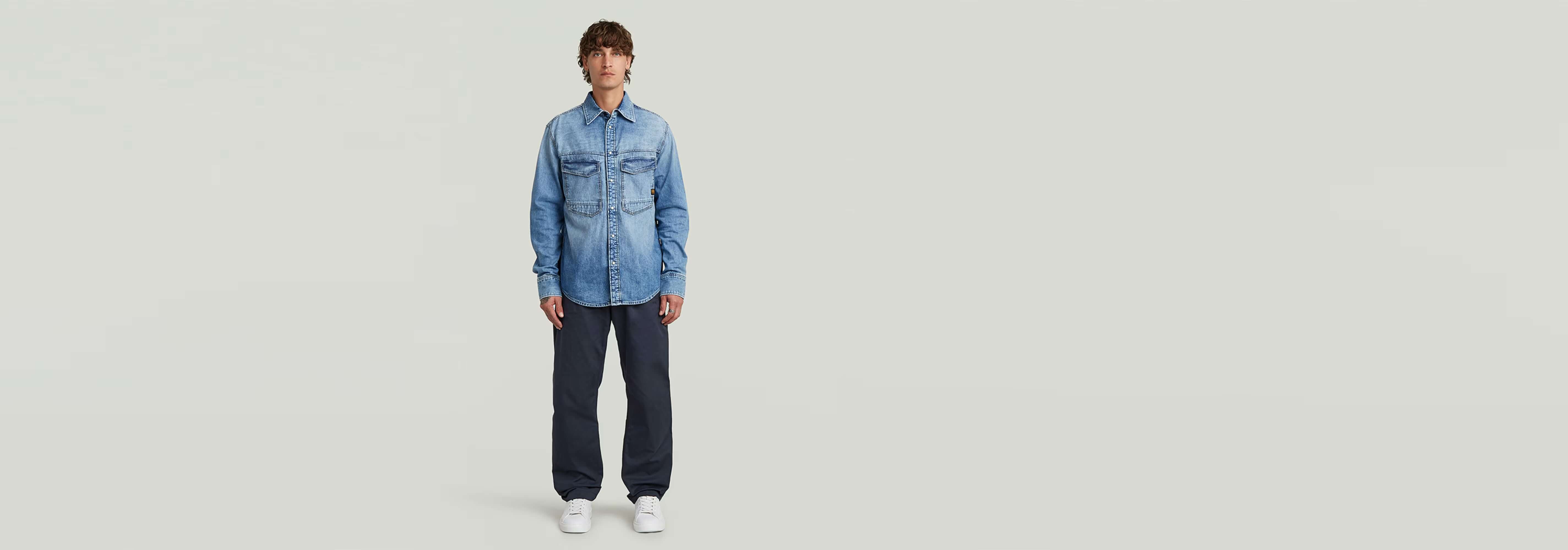 Modelo usando Camisa Dakota Regular, una camisa de denim de corte recto y 100% algodón regenerativo.