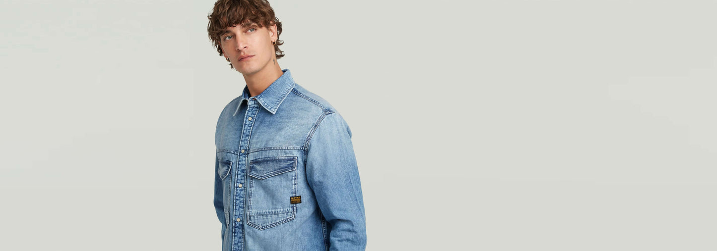 Modelo vistiendo la Camisa Dakota Regular con diseño denim, corte recto y detalles en los hombros.