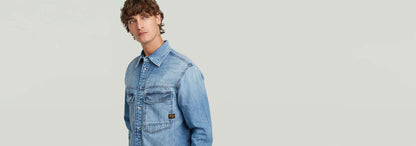 Modelo vistiendo la Camisa Dakota Regular con diseño denim, corte recto y detalles en los hombros.