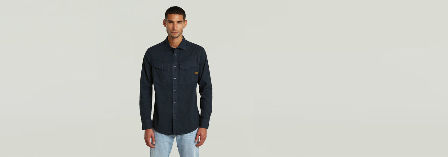 Camisa Dakota Slim en modelo masculino, con corte entallado y cierre de botones a presión, fondo neutro.