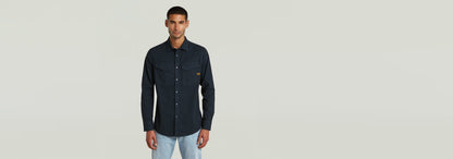 Camisa Dakota Slim en modelo masculino, con corte entallado y cierre de botones a presión, fondo neutro.